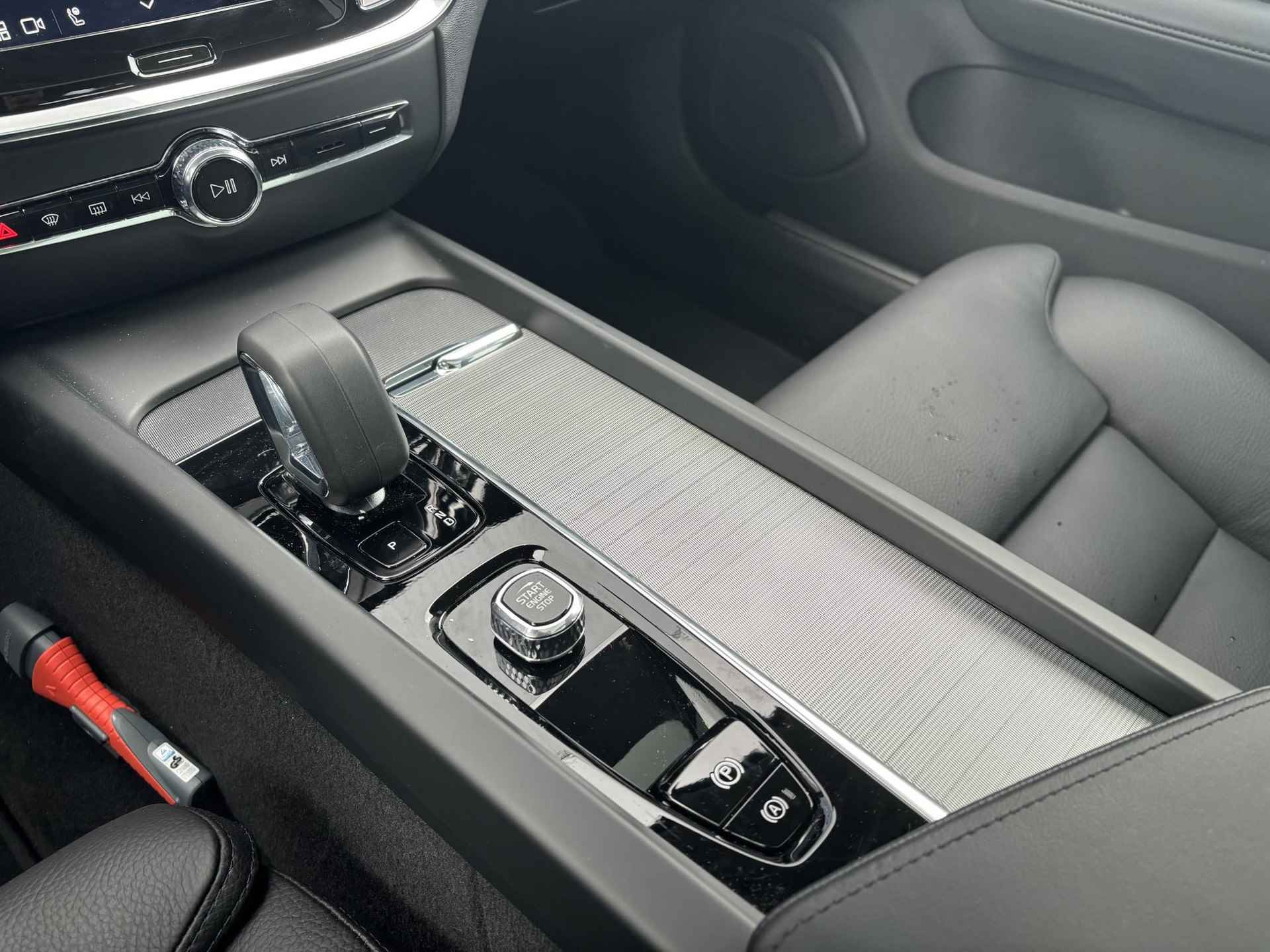 Volvo V60 B4 Automaat Plus Dark | Trekhaak | Elektr. Panoramadak | Full LED | Adaptive Cruise control | BLIS | Stoelverst. met geheugen - 31/31