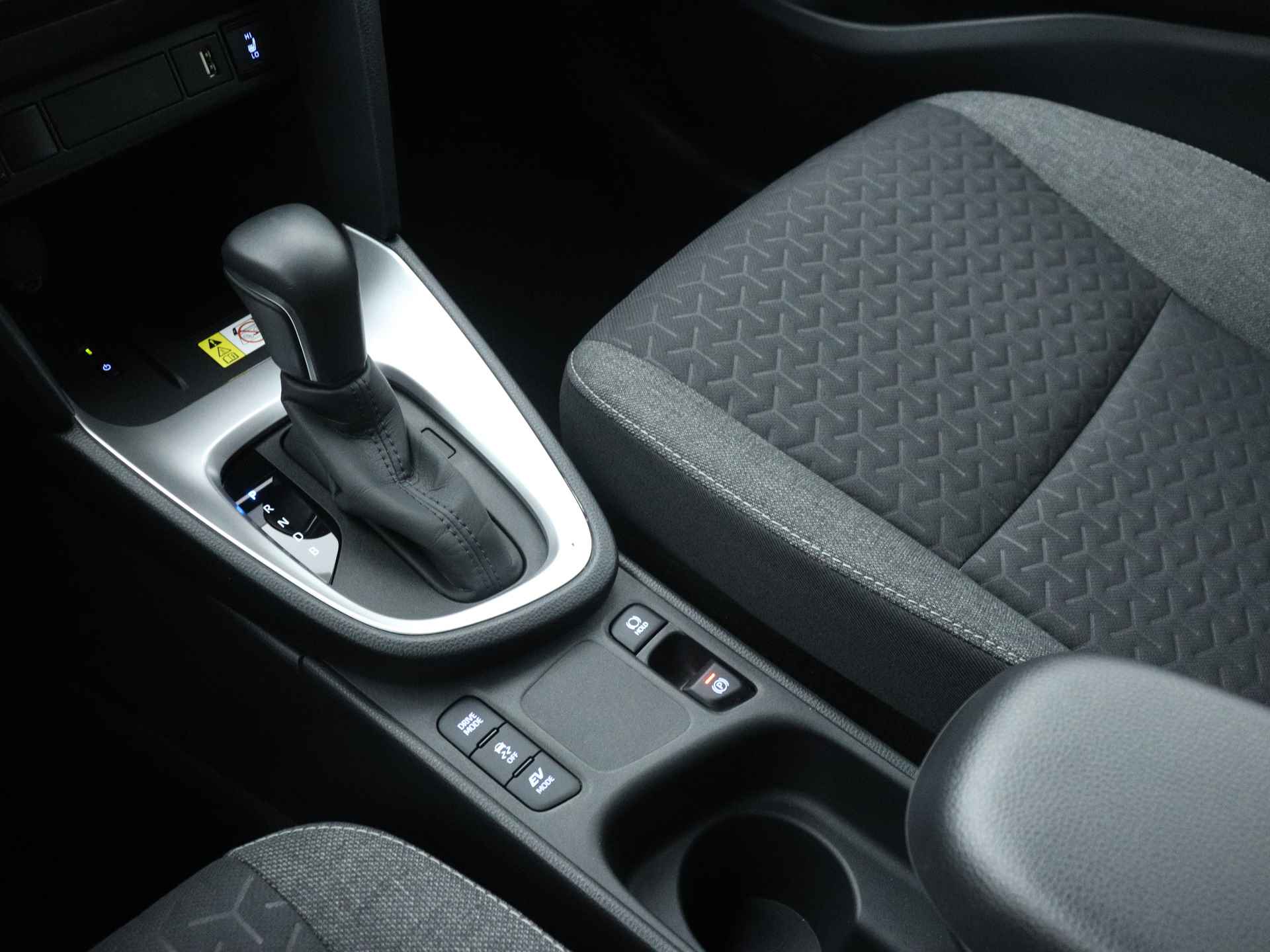 Toyota Yaris Cross 1.5 Hybrid Dynamic Plus Limited | Dodehoek sensor | Parkeersensor voor en achter | Voorstoelen verwarmd | - 13/46