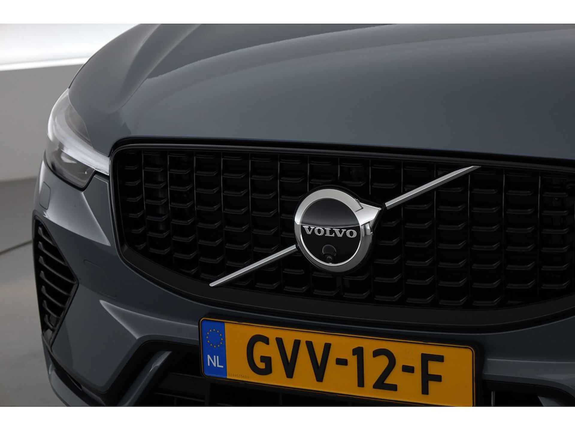 Volvo XC60 2.0 T6 Recharge AWD Plus Dark, Luchtvering, Pano, H&K, Trekhaak, 360 camera - 3/34