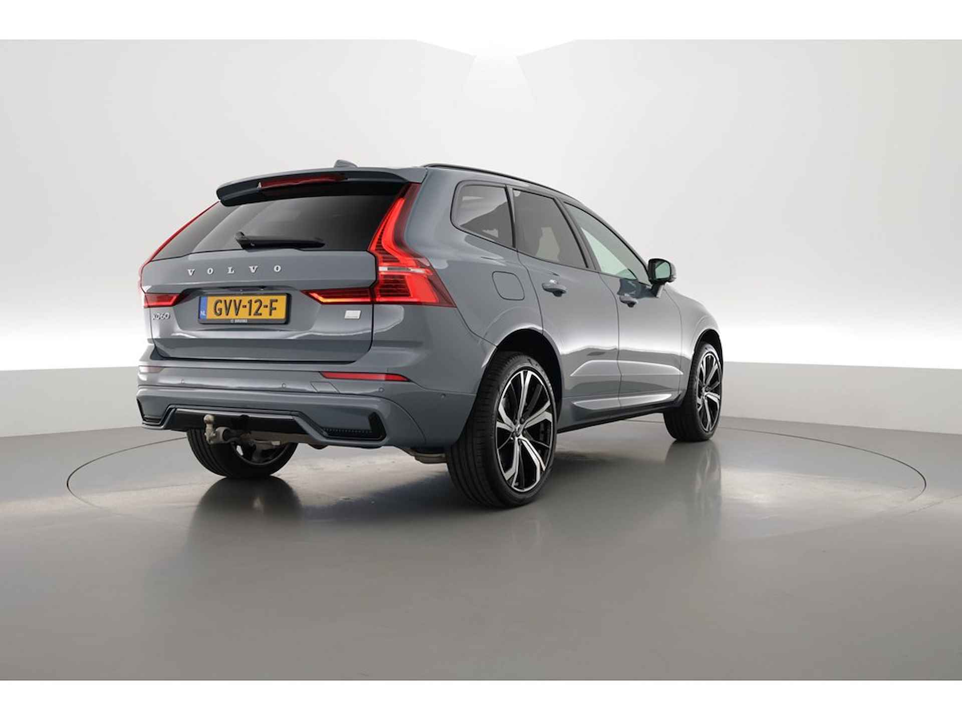 Volvo XC60 2.0 T6 Recharge AWD Plus Dark, Luchtvering, Pano, H&K, Trekhaak, 360 camera - 4/34