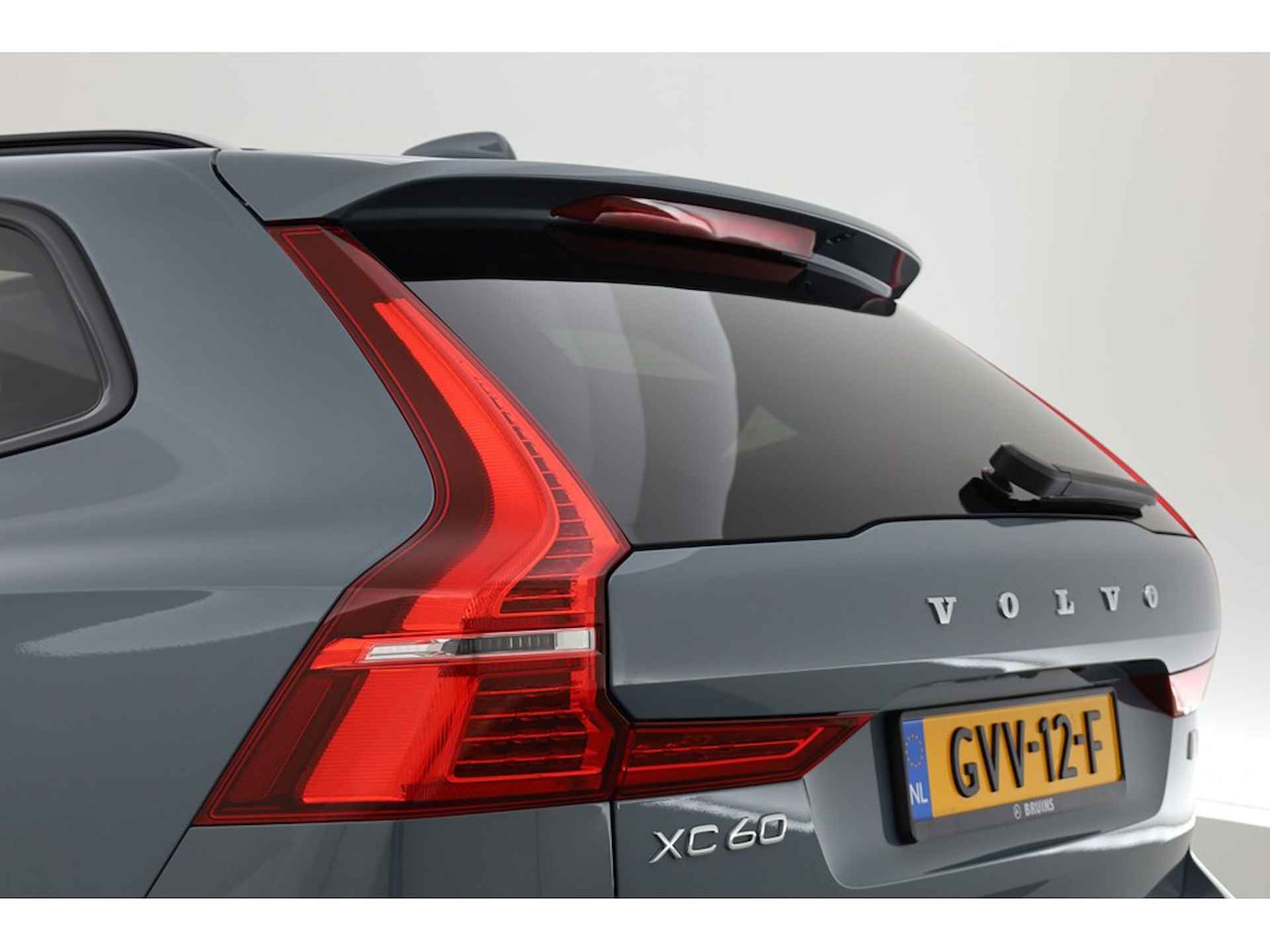 Volvo XC60 2.0 T6 Recharge AWD Plus Dark, Luchtvering, Pano, H&K, Trekhaak, 360 camera - 33/34