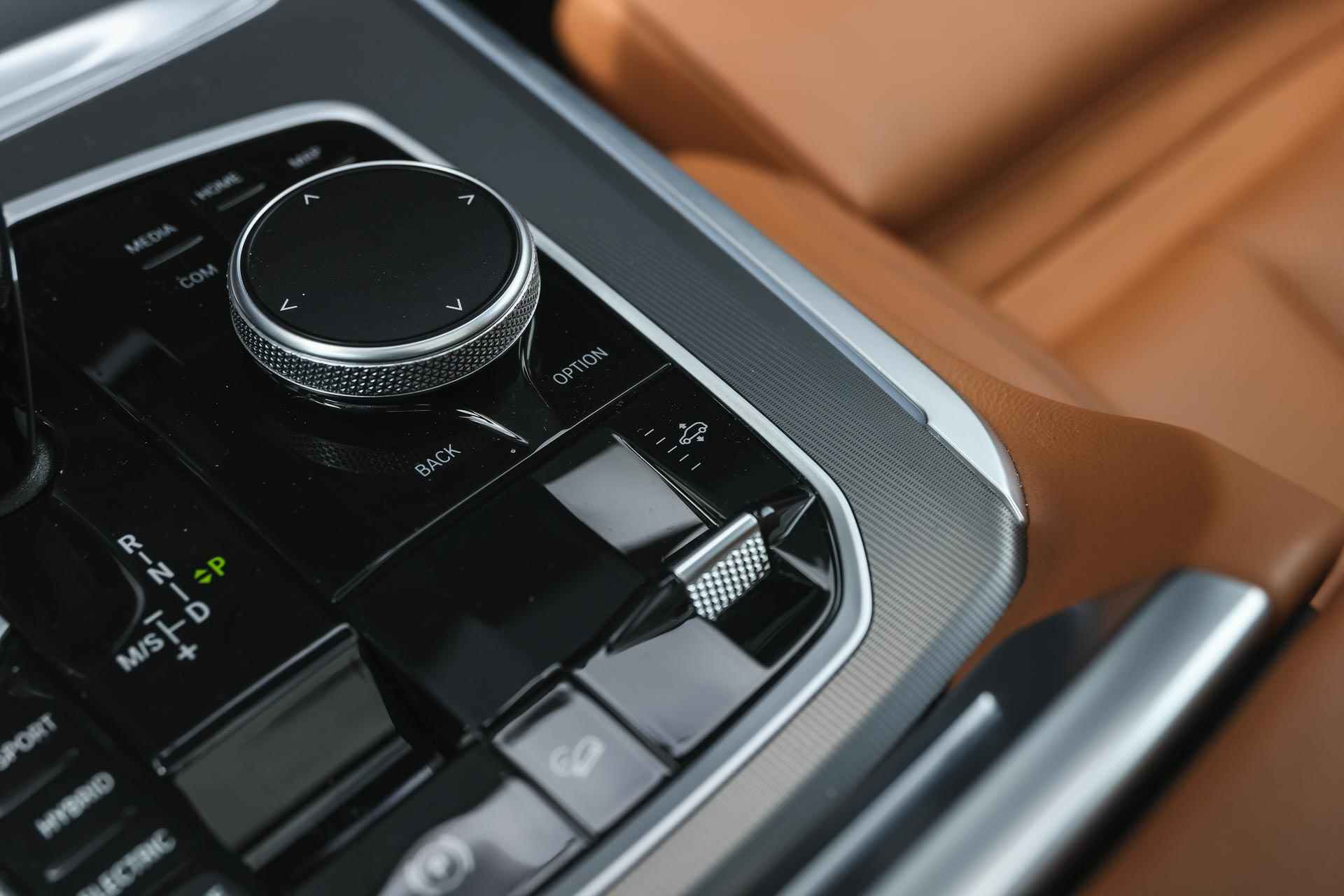 BMW X5 xDrive45e High Executive M Sport Automaat / Panoramadak / Trekhaak / Parking Assistant Plus / Soft-Close / M Multifunctionele stoelen / Head-Up - 23/44