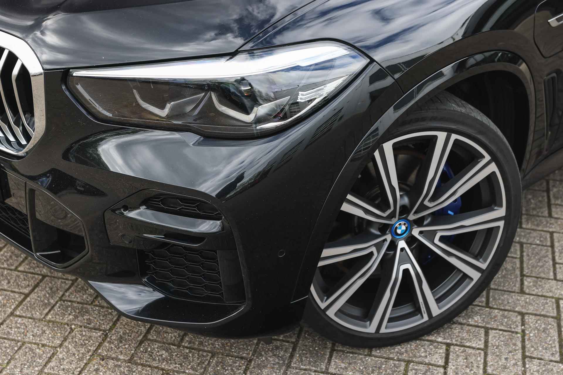 BMW X5 xDrive45e High Executive M Sport Automaat / Panoramadak / Trekhaak / Parking Assistant Plus / Soft-Close / M Multifunctionele stoelen / Head-Up - 38/44