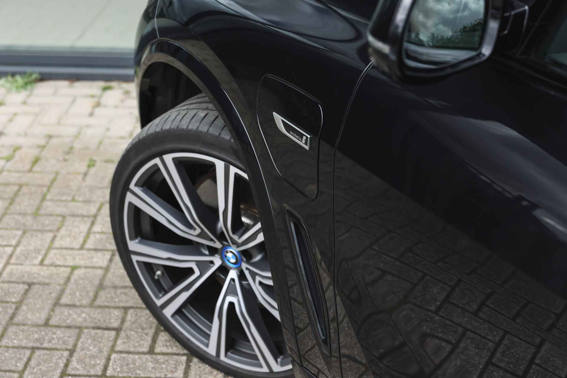 BMW X5 xDrive45e High Executive M Sport Automaat / Panoramadak / Trekhaak / Parking Assistant Plus / Soft-Close / M Multifunctionele stoelen / Head-Up - 39/44