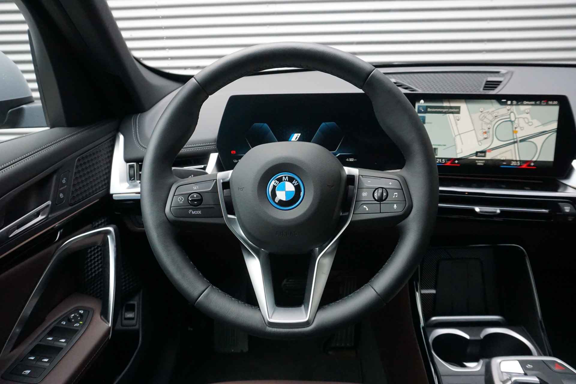 BMW iX1 xDrive30 X Line Premium Pack / Driving Assistant Plus / 19" LMV / Stuurwielverwarming - 7/32