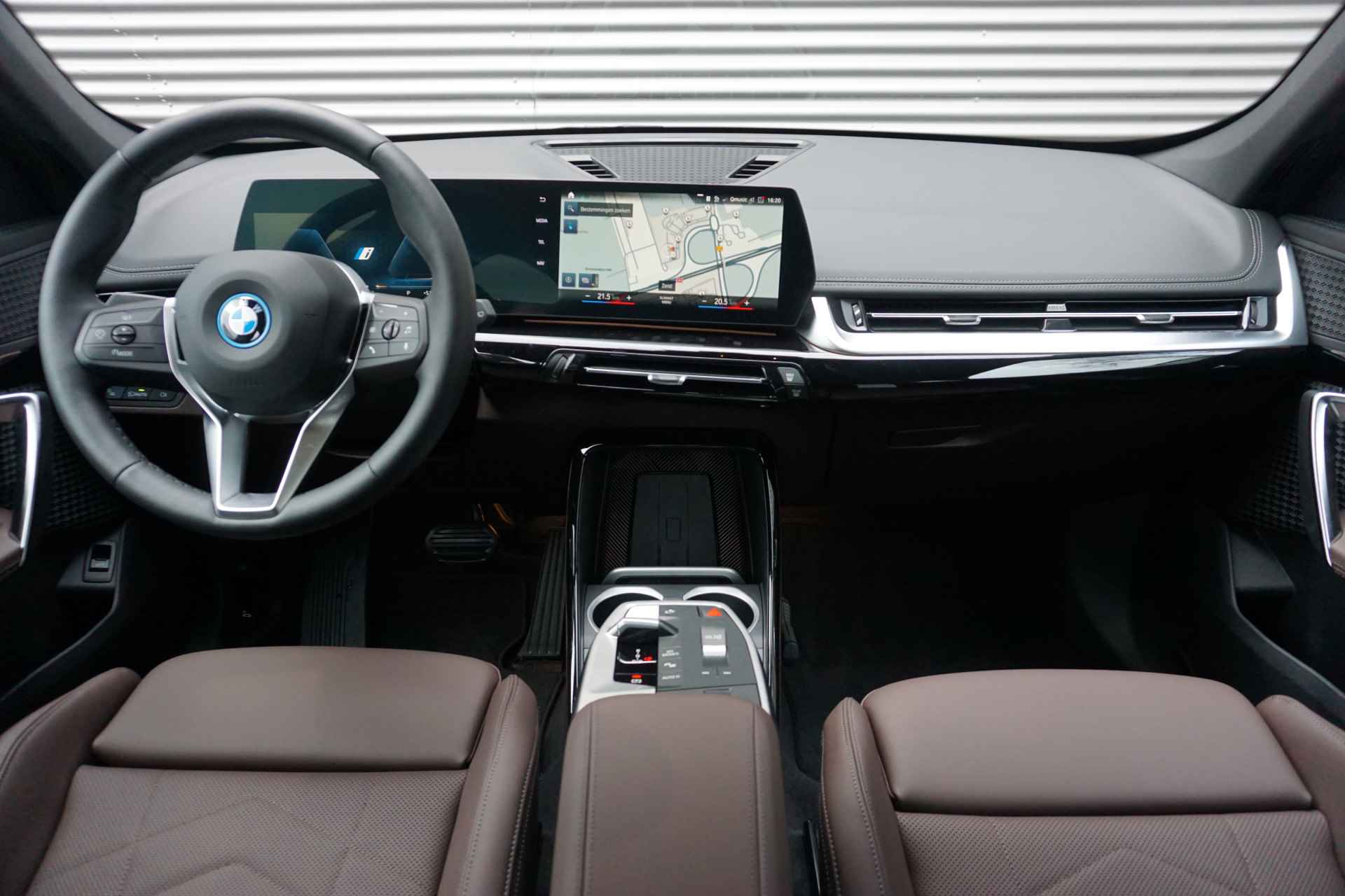 BMW iX1 xDrive30 X Line Premium Pack / Driving Assistant Plus / 19" LMV / Stuurwielverwarming - 9/32