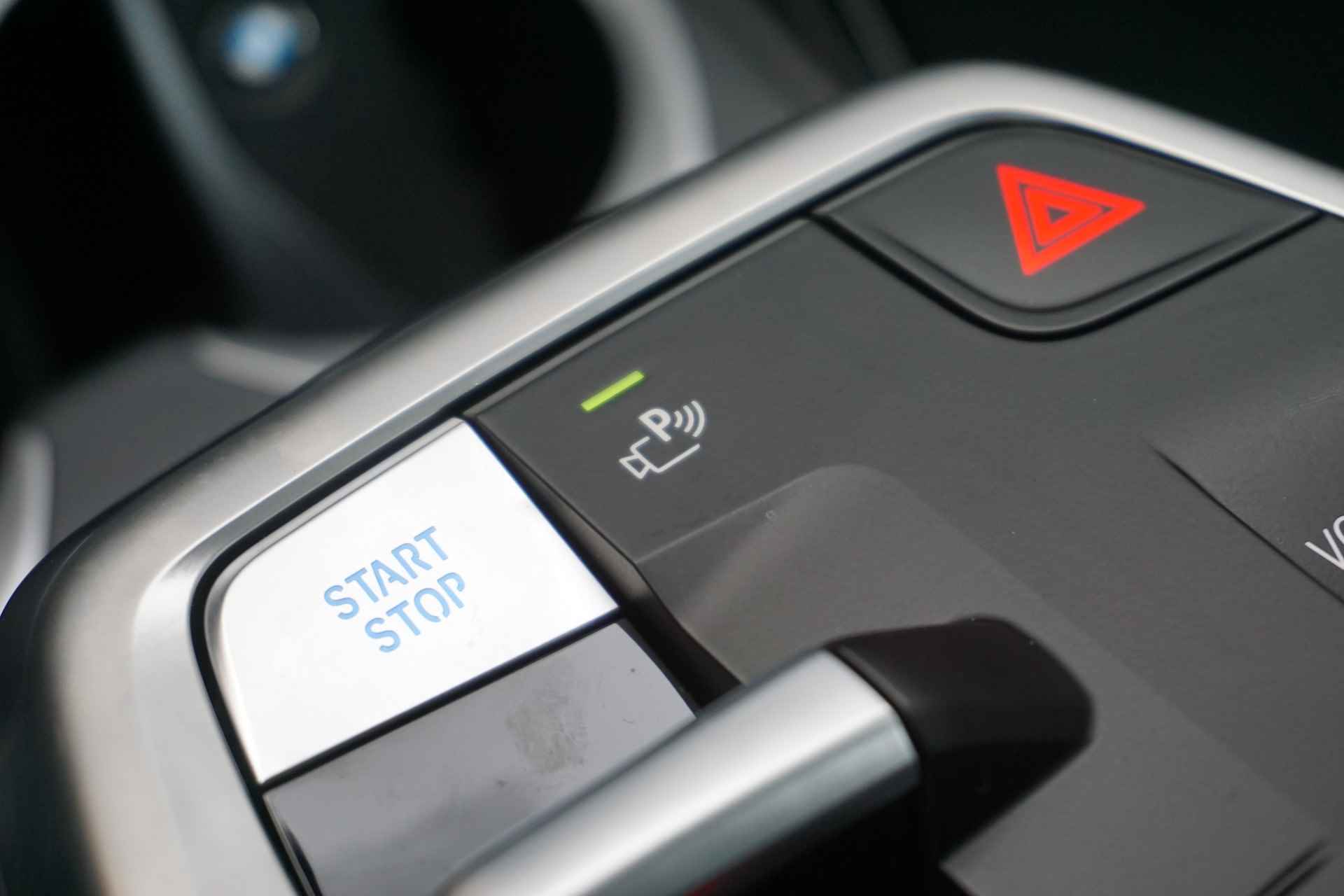 BMW iX1 xDrive30 X Line Premium Pack / Driving Assistant Plus / 19" LMV / Stuurwielverwarming - 15/32