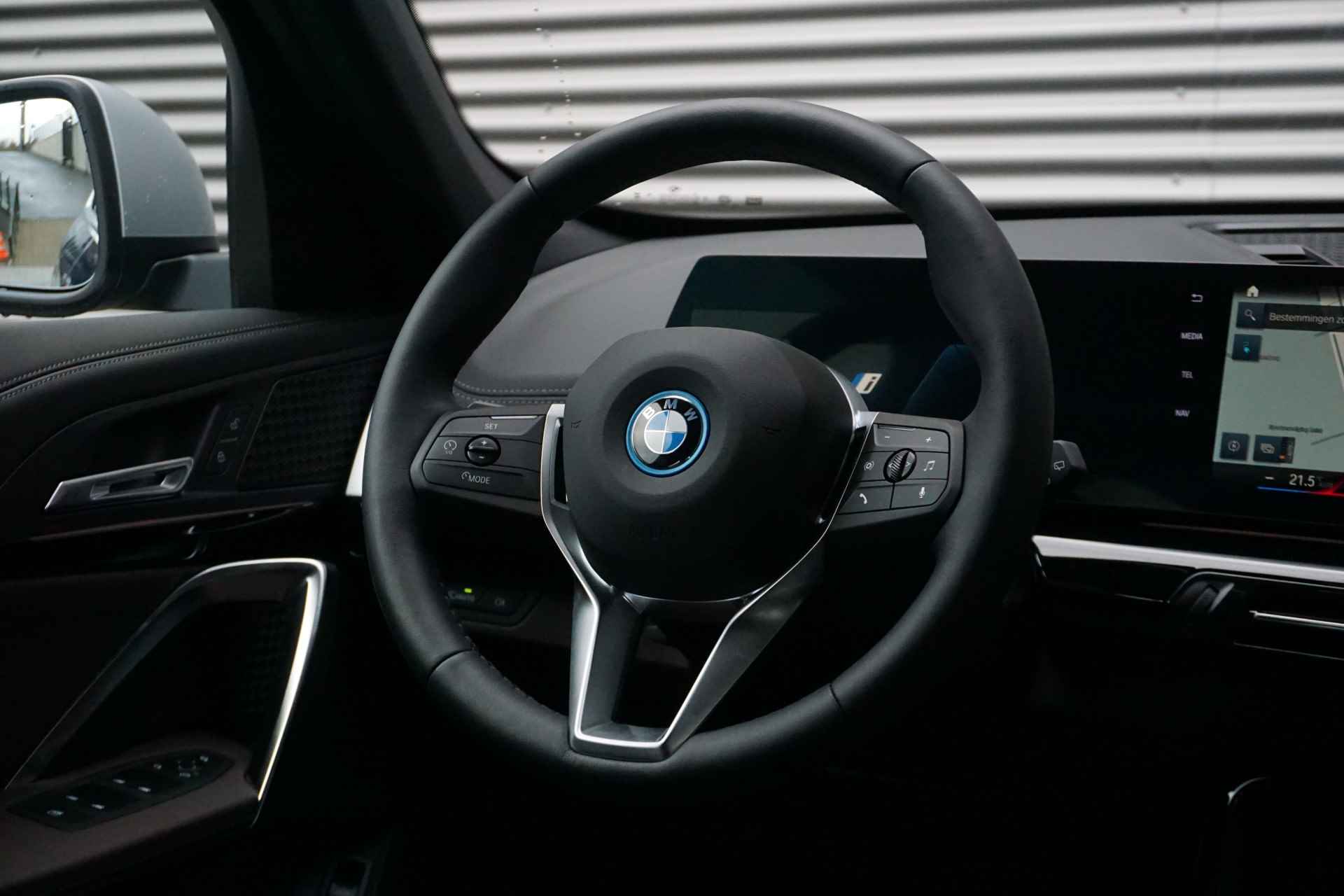 BMW iX1 xDrive30 X Line Premium Pack / Driving Assistant Plus / 19" LMV / Stuurwielverwarming - 23/32