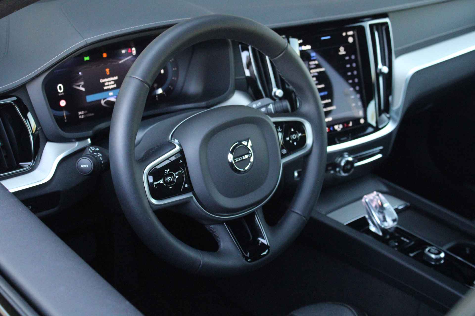 Volvo S60 B4 Ultimate Dark | Sportstoel | 360° Camera | Head-Up Display | Harman/Kardon | Adaptive Cruise | Panoramadak | Elektrische Stoe - 8/46