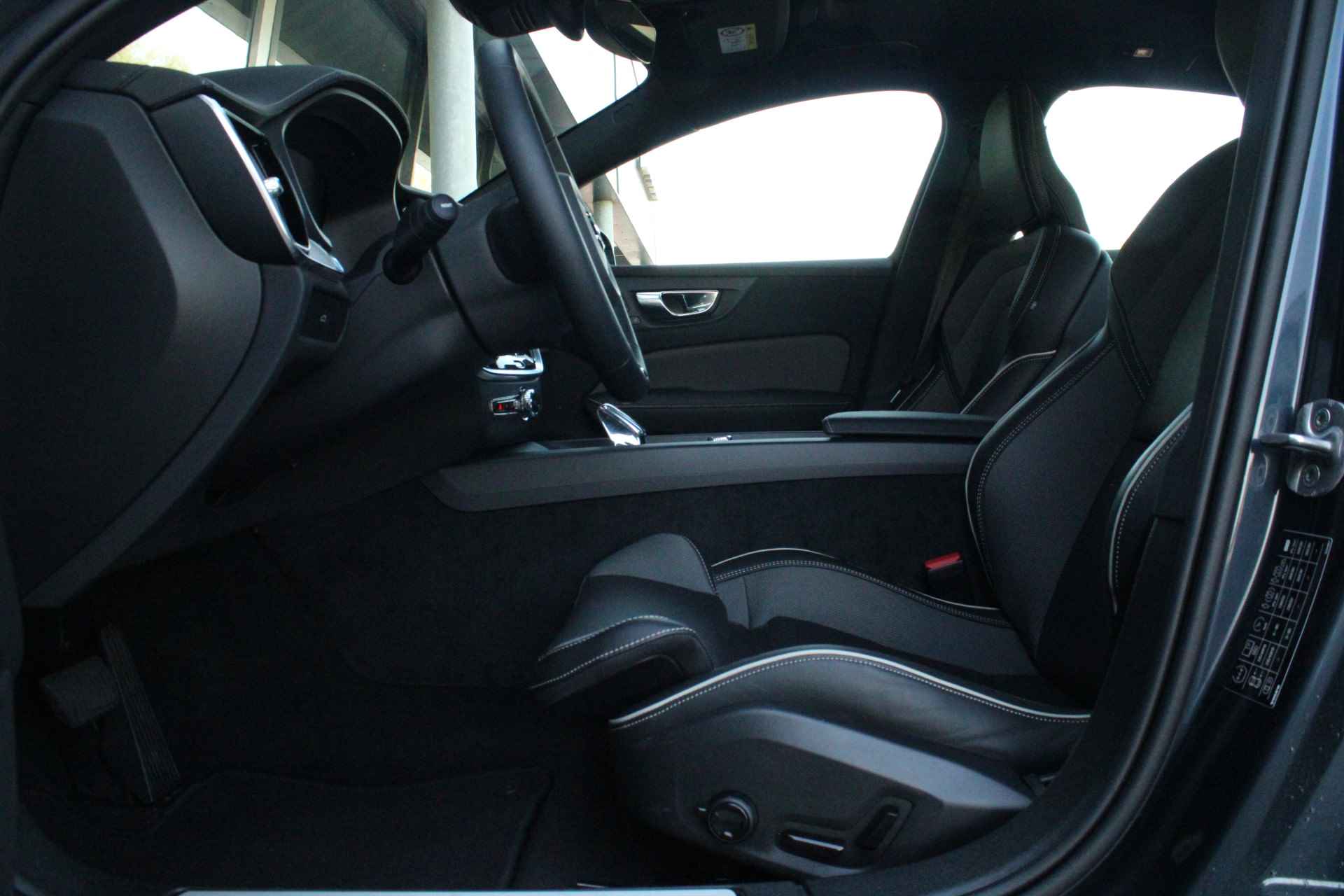 Volvo S60 B4 Ultimate Dark | Sportstoel | 360° Camera | Head-Up Display | Harman/Kardon | Adaptive Cruise | Panoramadak | Elektrische Stoe - 9/46