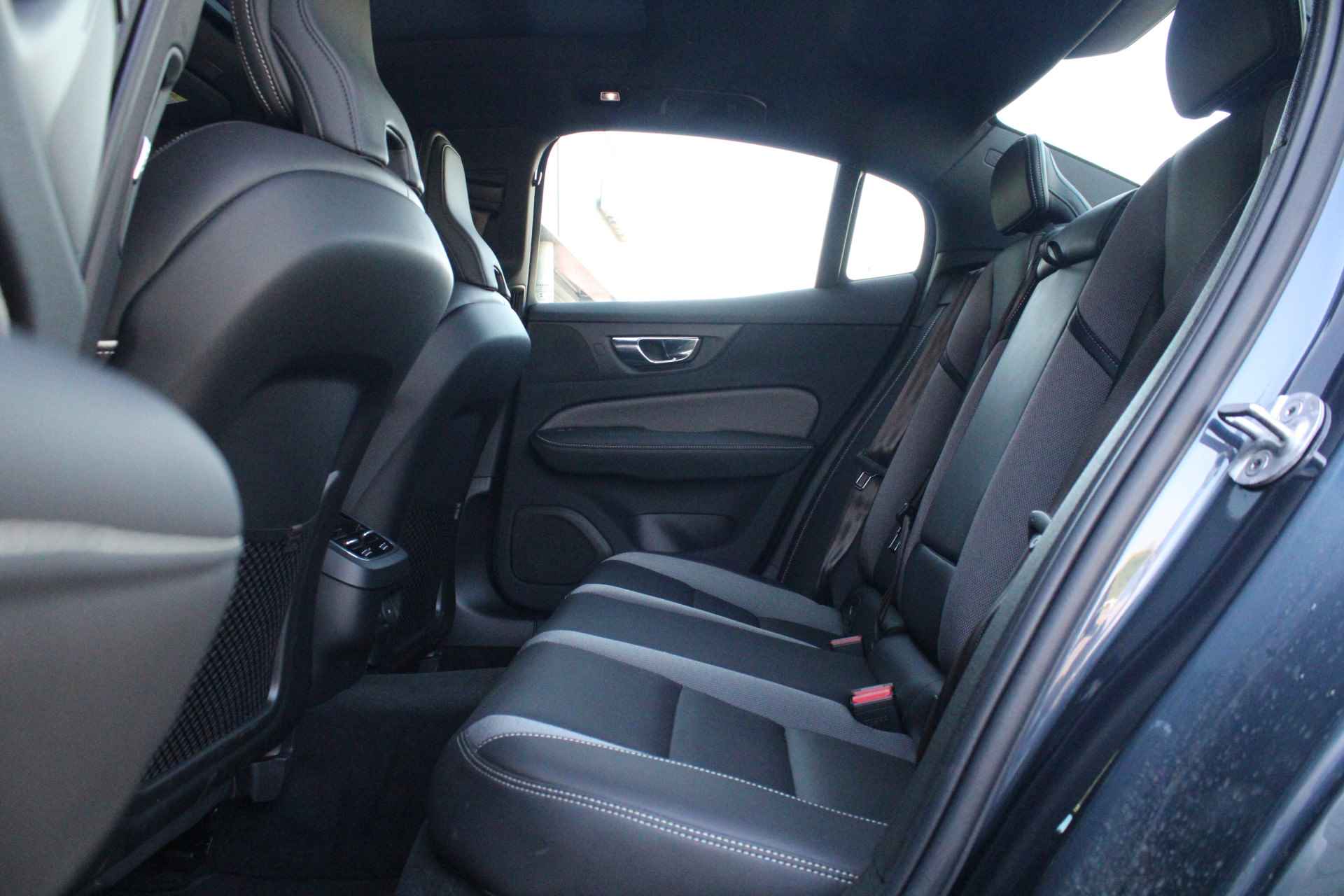 Volvo S60 B4 Ultimate Dark | Sportstoel | 360° Camera | Head-Up Display | Harman/Kardon | Adaptive Cruise | Panoramadak | Elektrische Stoe - 10/46