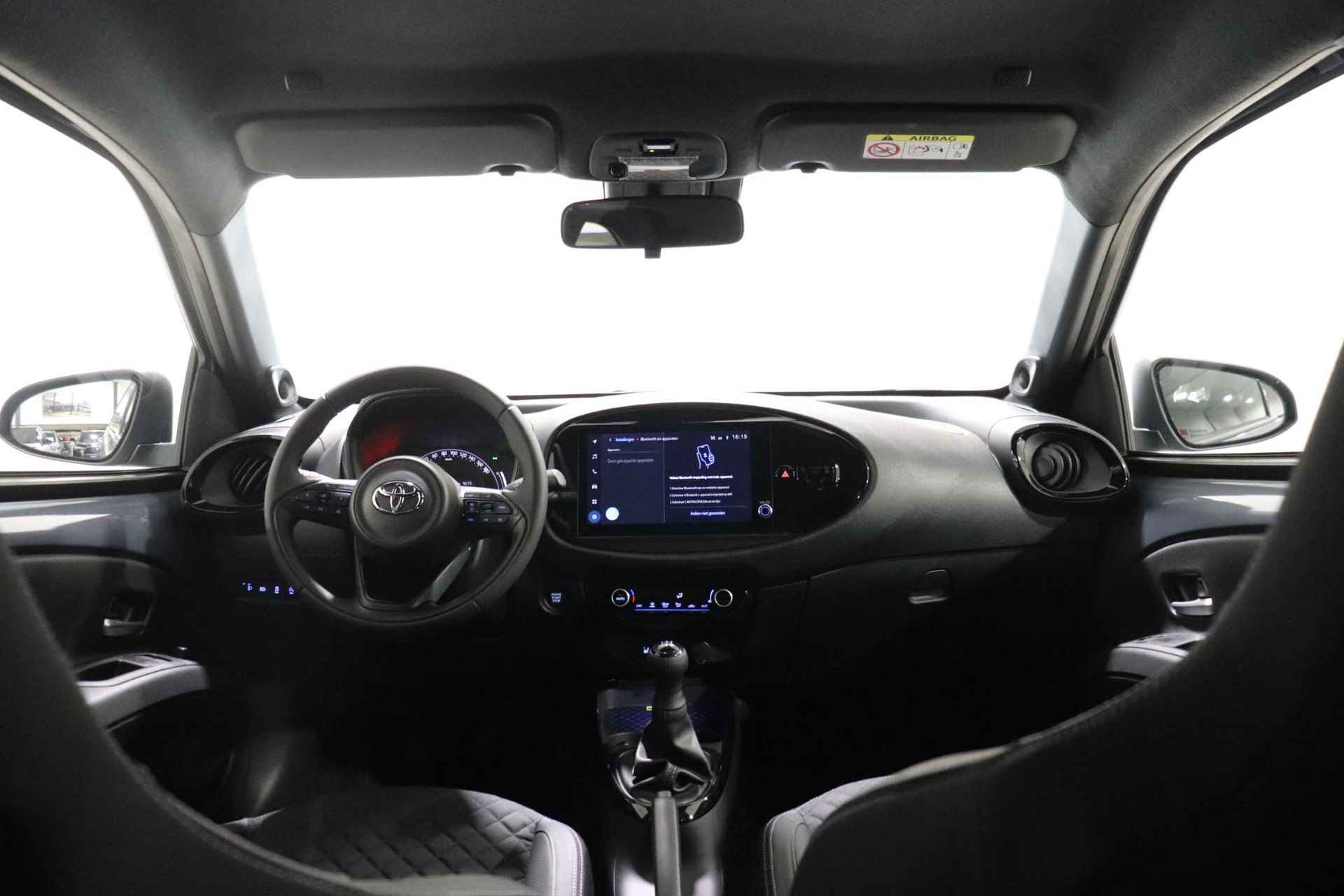 Toyota Aygo X 1.0 VVT-i MT Premium, €1000,- Inruilpremie, Draadloos Apple Carplay & Android Auto, Stoelverwarming, Parkeersensoren voor & achter! - 3/34