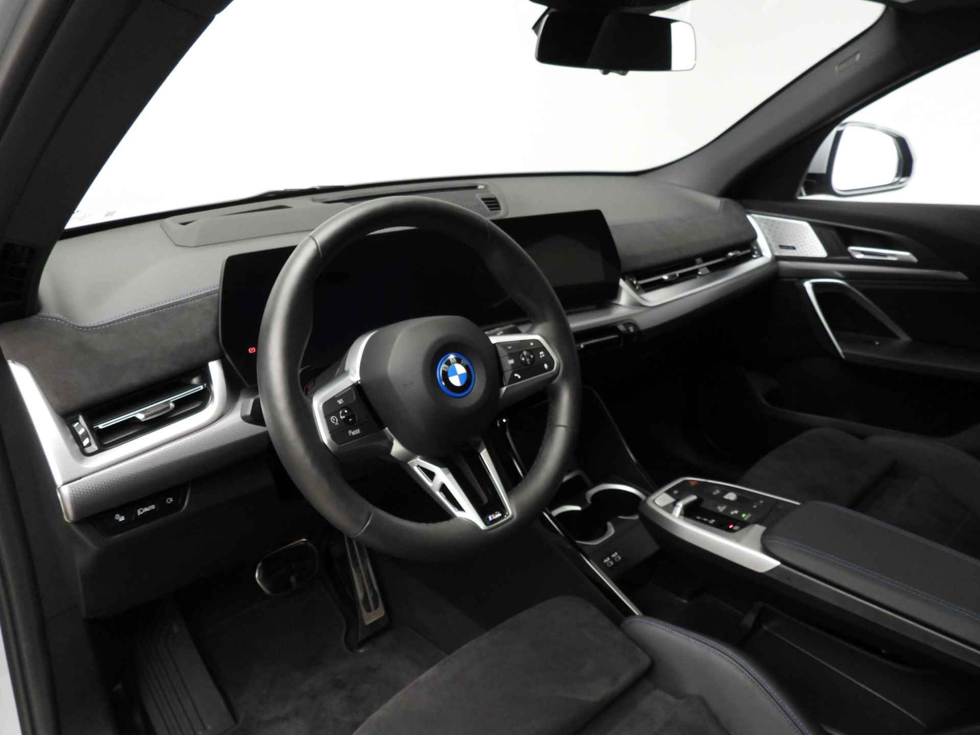 BMW iX2 xDrive30 |M-Sportpakket | LED | HUD | Trekhaak | Schuifdak | Elektr. zetels | DAB | Harman-kardon sound | Alu 20 inch - 7/40