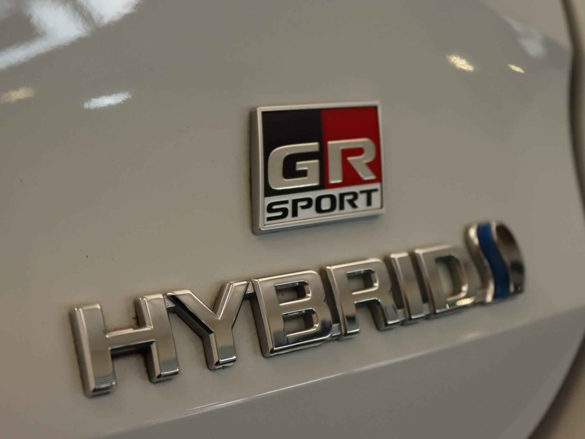 Toyota Corolla Touring Sports 2.0 Hybrid GR-Sport Plus - TREKHAAK (750KG GEREMD) - NAVIGATIE - ADAPTIVE CRUISE CONTROL - VOORRUIT, STOEL EN STUUR VERWARMING - CLIMATE CONTROL - HEAD-UP DISPLAY - PARKEERSENSOREN VOOR EN ACHTER - 36/37