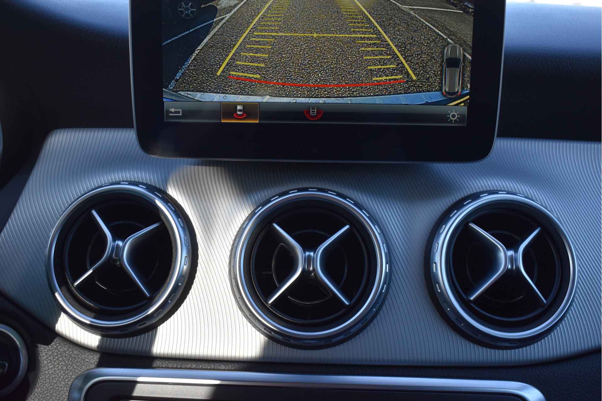 Mercedes-Benz GLA 180 | Camera | Allweather | Stoelverw | Navi | Cruise Control | LED | LM-Velgen - 57/63