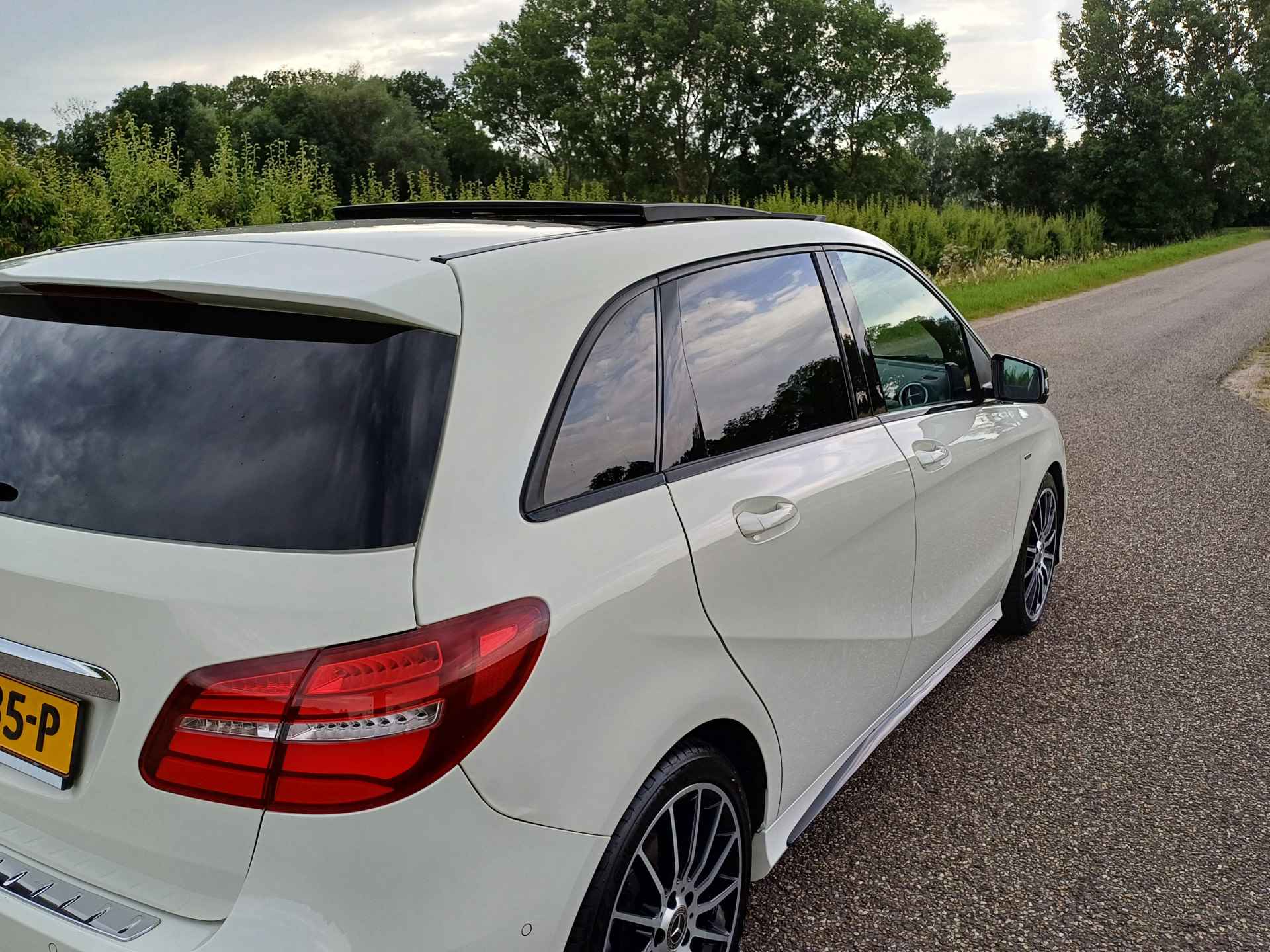 Mercedes-Benz B-Klasse 180 EDITION | NL | AMG-Line | Pano Dak | LED | Camera | Navi | Cruise | 18 INCH - 17/48