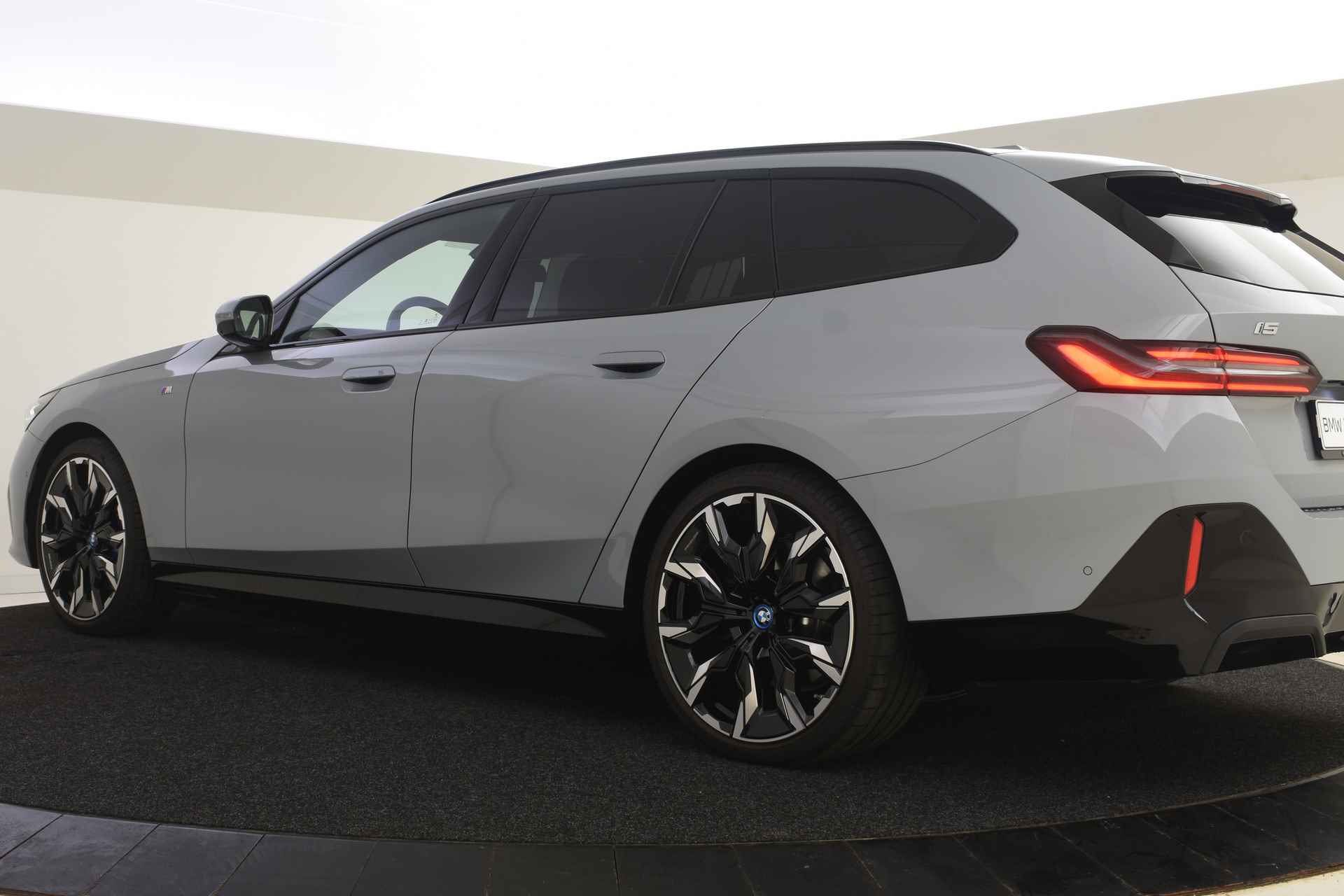 BMW i5 Touring eDrive40 High Executive M Sport / Panoramadak / Trekhaak / Stoelventilatie / Adaptieve LED / Harman Kardon / Live Cockpit Professional / Parking Assistant Professional - 13/55