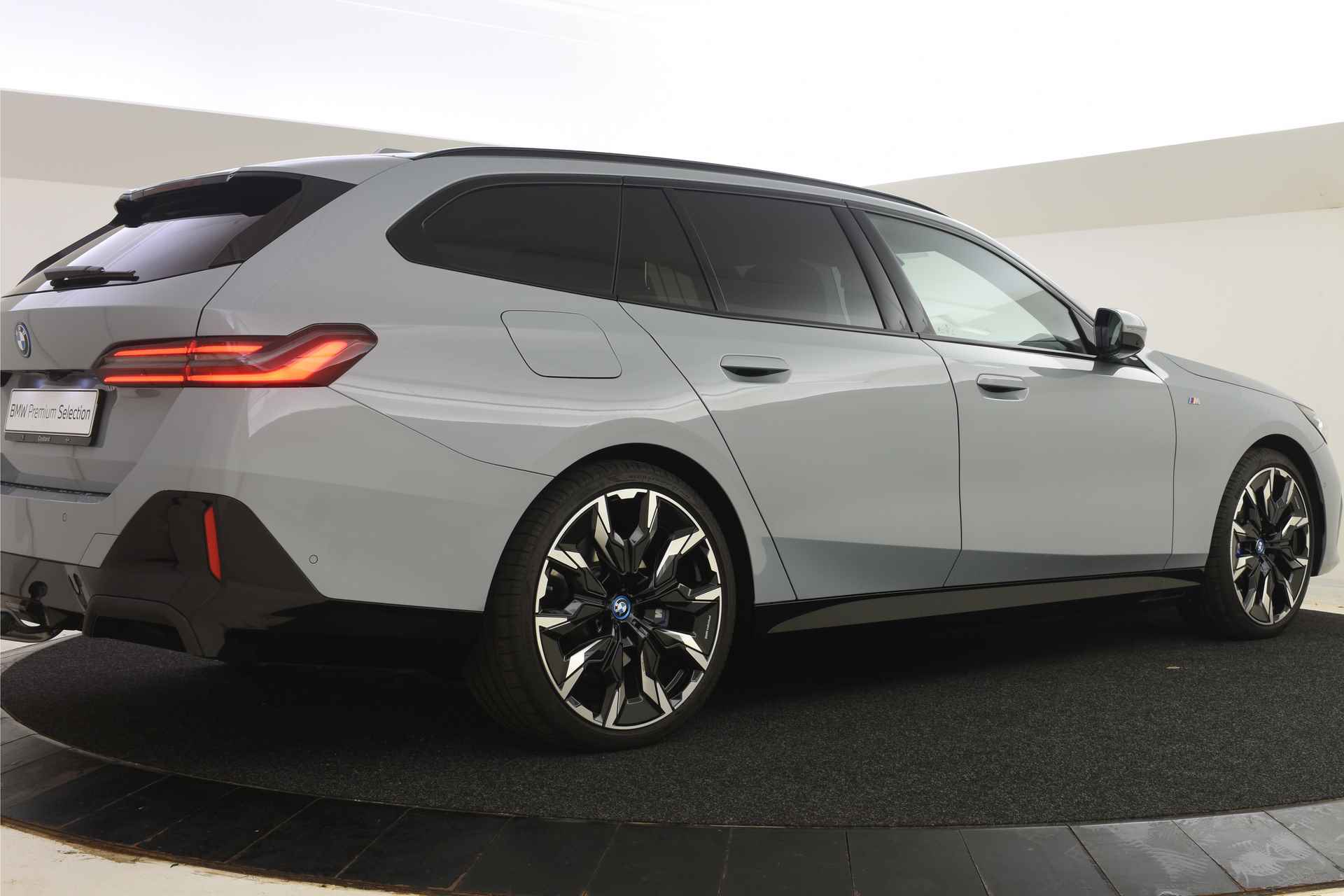 BMW i5 Touring eDrive40 High Executive M Sport / Panoramadak / Trekhaak / Stoelventilatie / Adaptieve LED / Harman Kardon / Live Cockpit Professional / Parking Assistant Professional - 14/55