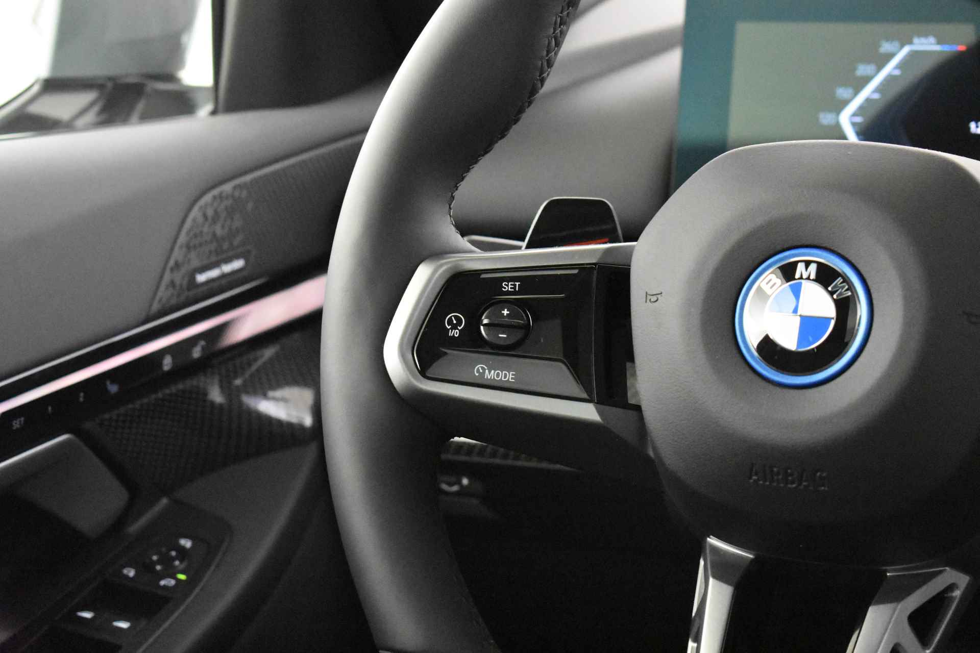 BMW i5 Touring eDrive40 High Executive M Sport / Panoramadak / Trekhaak / Stoelventilatie / Adaptieve LED / Harman Kardon / Live Cockpit Professional / Parking Assistant Professional - 26/55