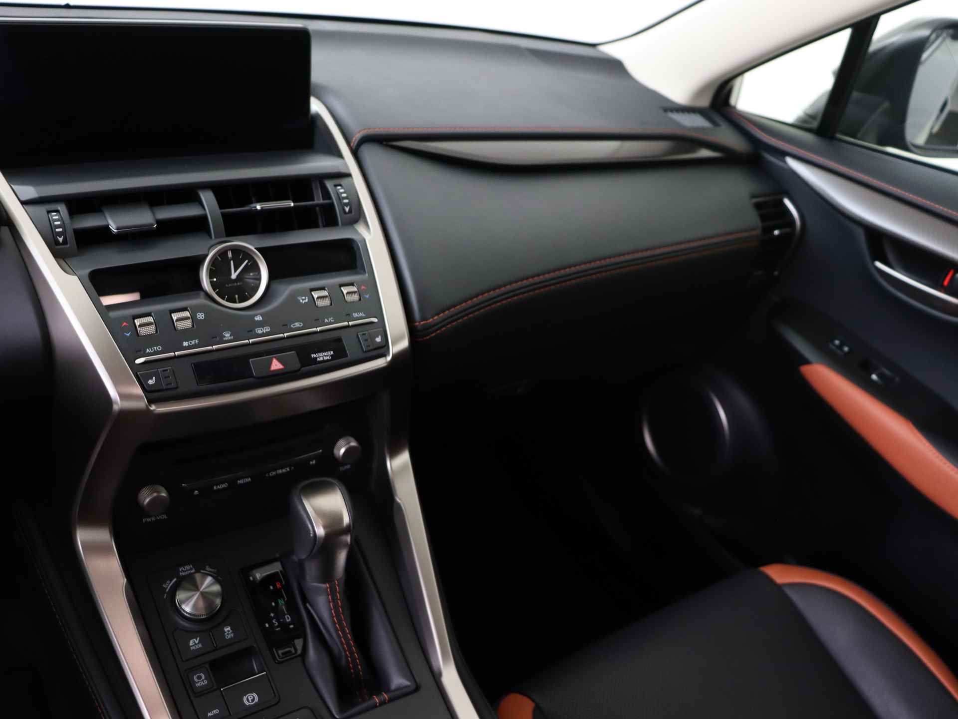 Lexus NX 300h AWD Ultimate Edition | Premium Navigatie | Safety System | Lederen Bekleding | - 8/51