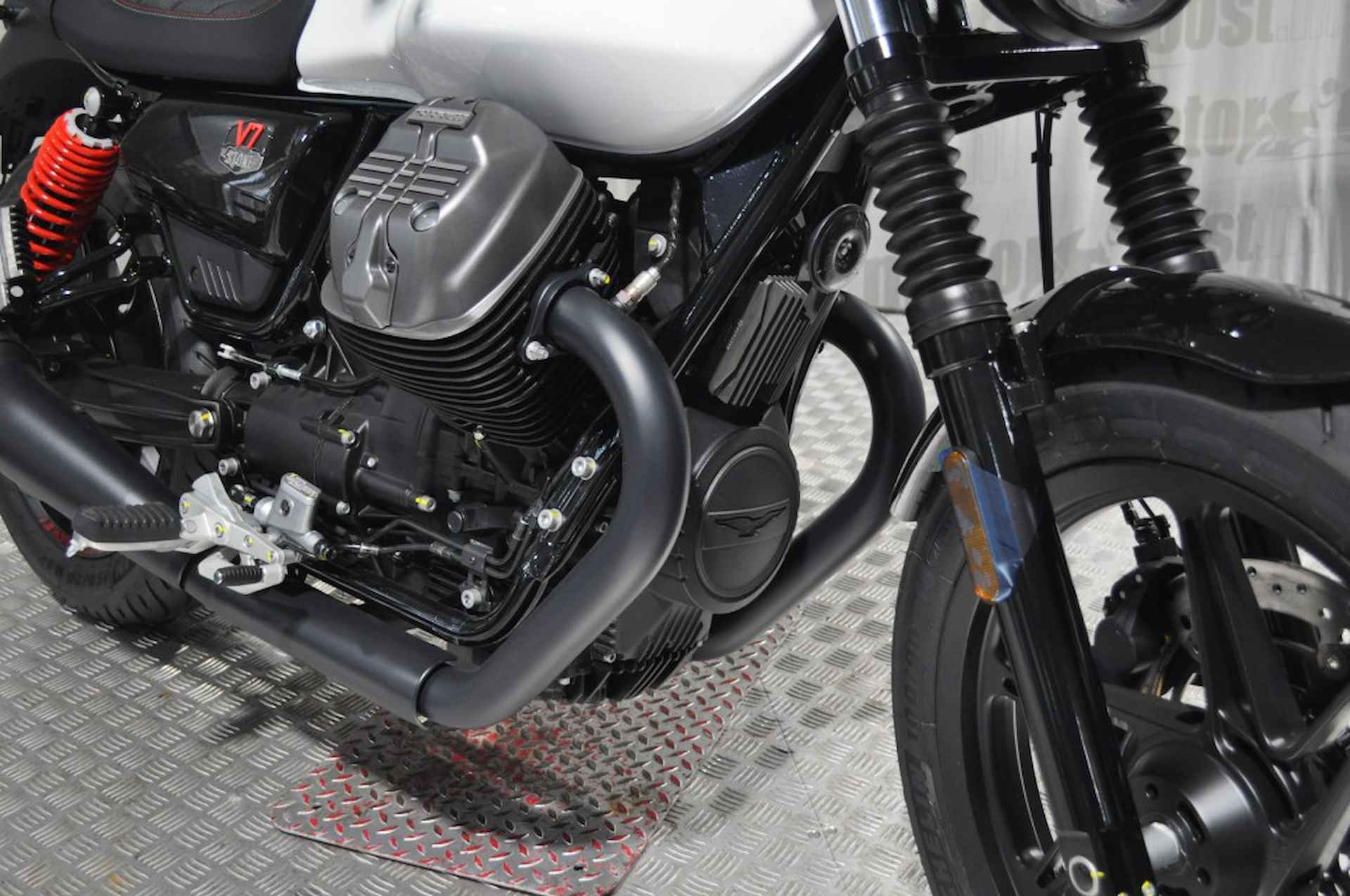 MOTO GUZZI V 7   Stone TEN LIVERY   2014-2024 - 17/22