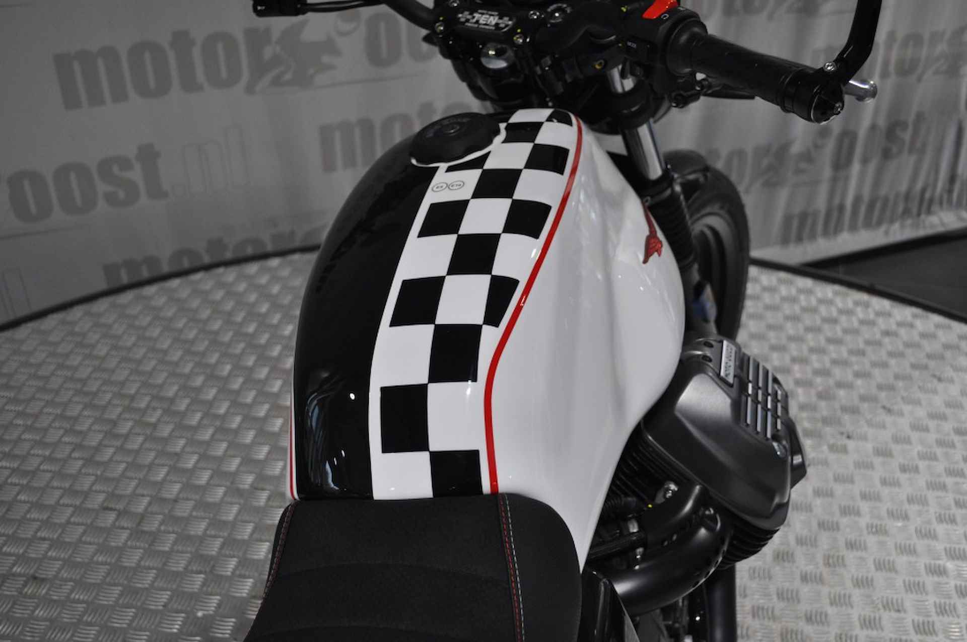 MOTO GUZZI V 7   Stone TEN LIVERY   2014-2024 - 18/22