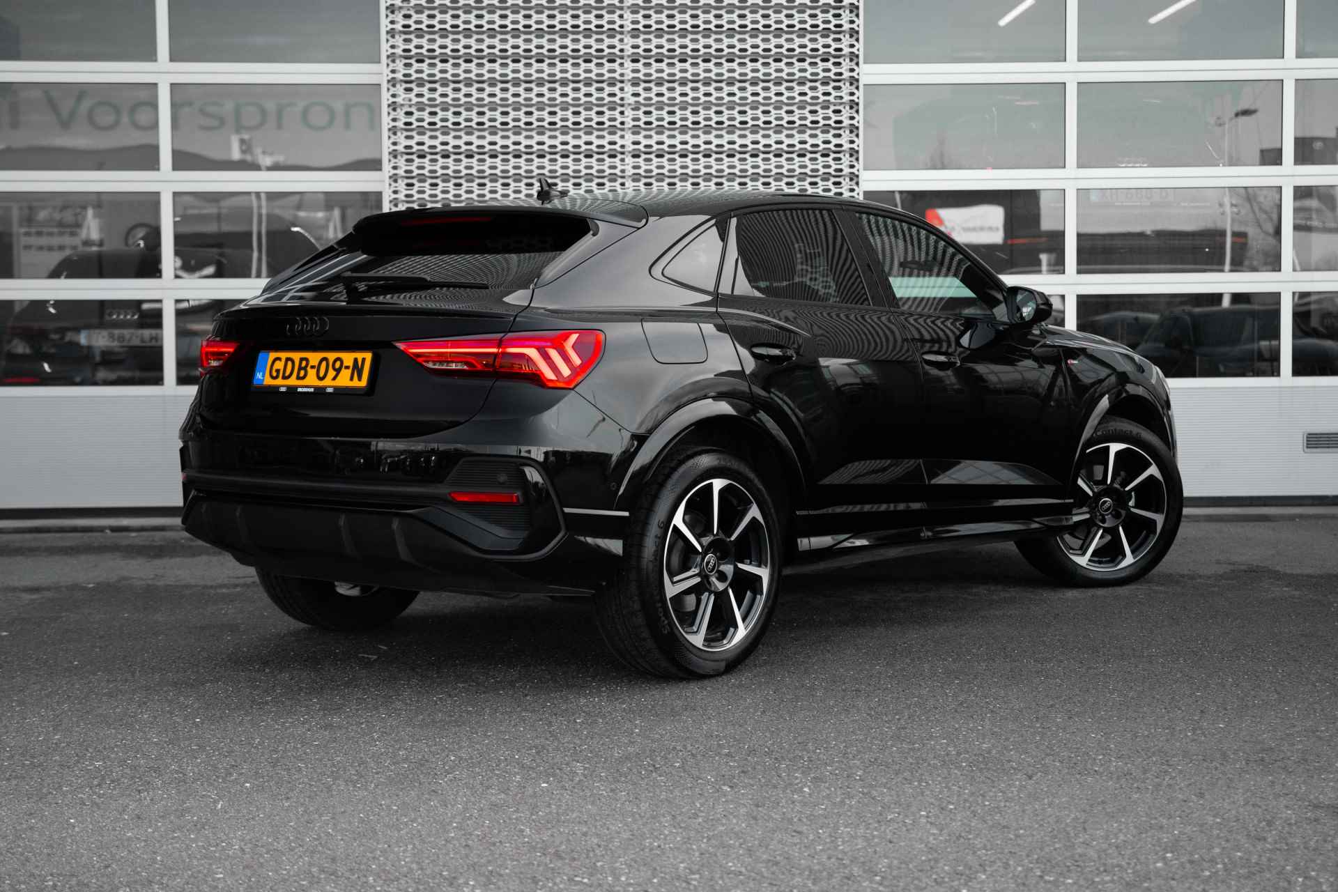 Audi Q3 Sportback 35 TFSI 150pk S Edition Competition | 19" Velgen | Stoelverwarming | Leder | - 3/52