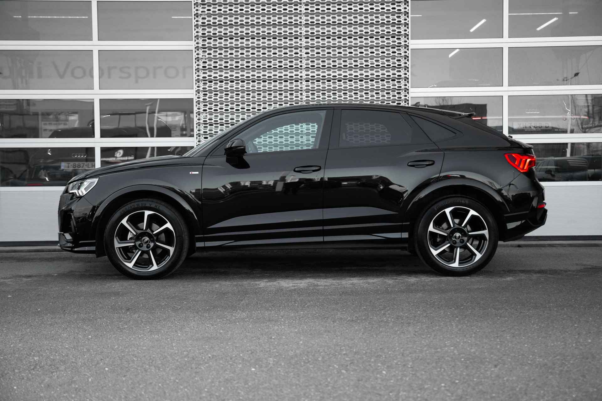 Audi Q3 Sportback 35 TFSI 150pk S Edition Competition | 19" Velgen | Stoelverwarming | Leder | - 6/52