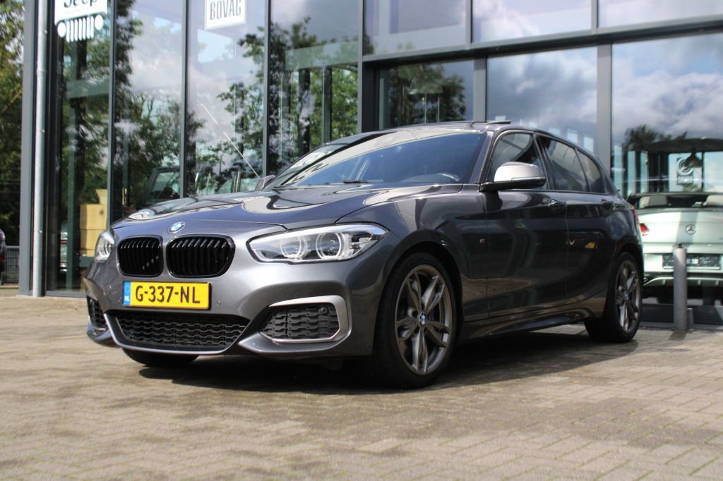 BMW 1-serie M135I XDRIVE Adapt. LED Schuifdak, Lane Assist, Camera. 79.350 K bij viaBOVAG.nl