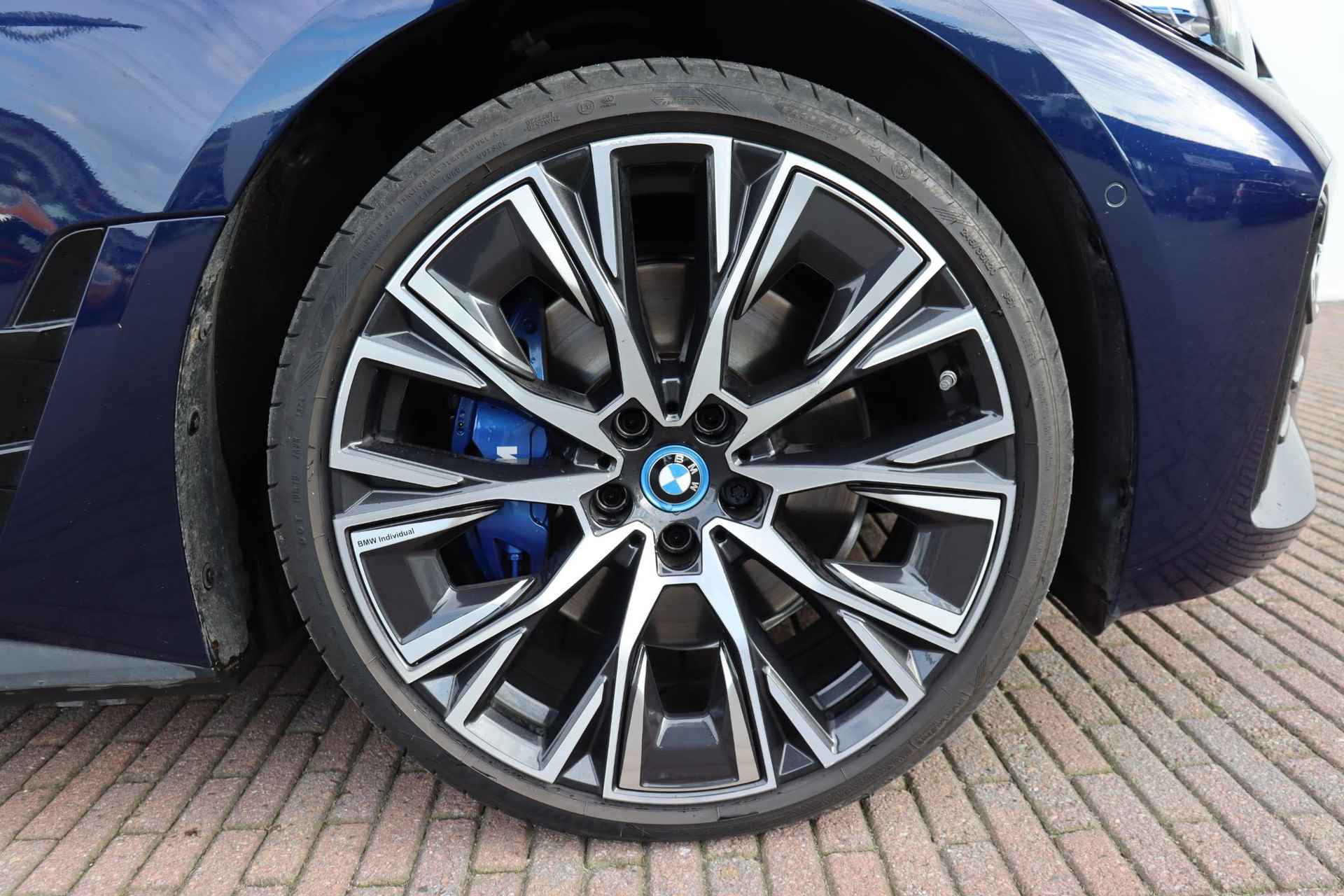 BMW i4 eDrive40 High Executive M-Sportpakket 84 kWh / Co-Pilot Pack / Harman Kardon / 20 '' / Schuif - Kanteldak - 6/25