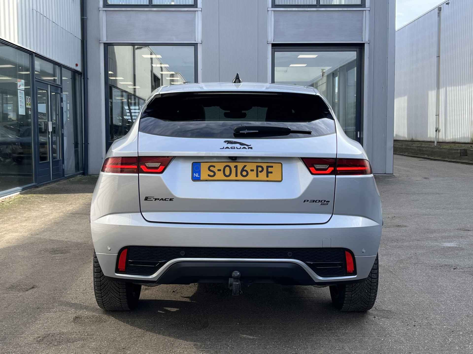 Jaguar E-PACE 1.5 P300e AWD R-Dynamic Black | NL Auto/1e Eig./Pano.Dak/Leder/20"/El.Wegklapbare Trekhaak - 67/113