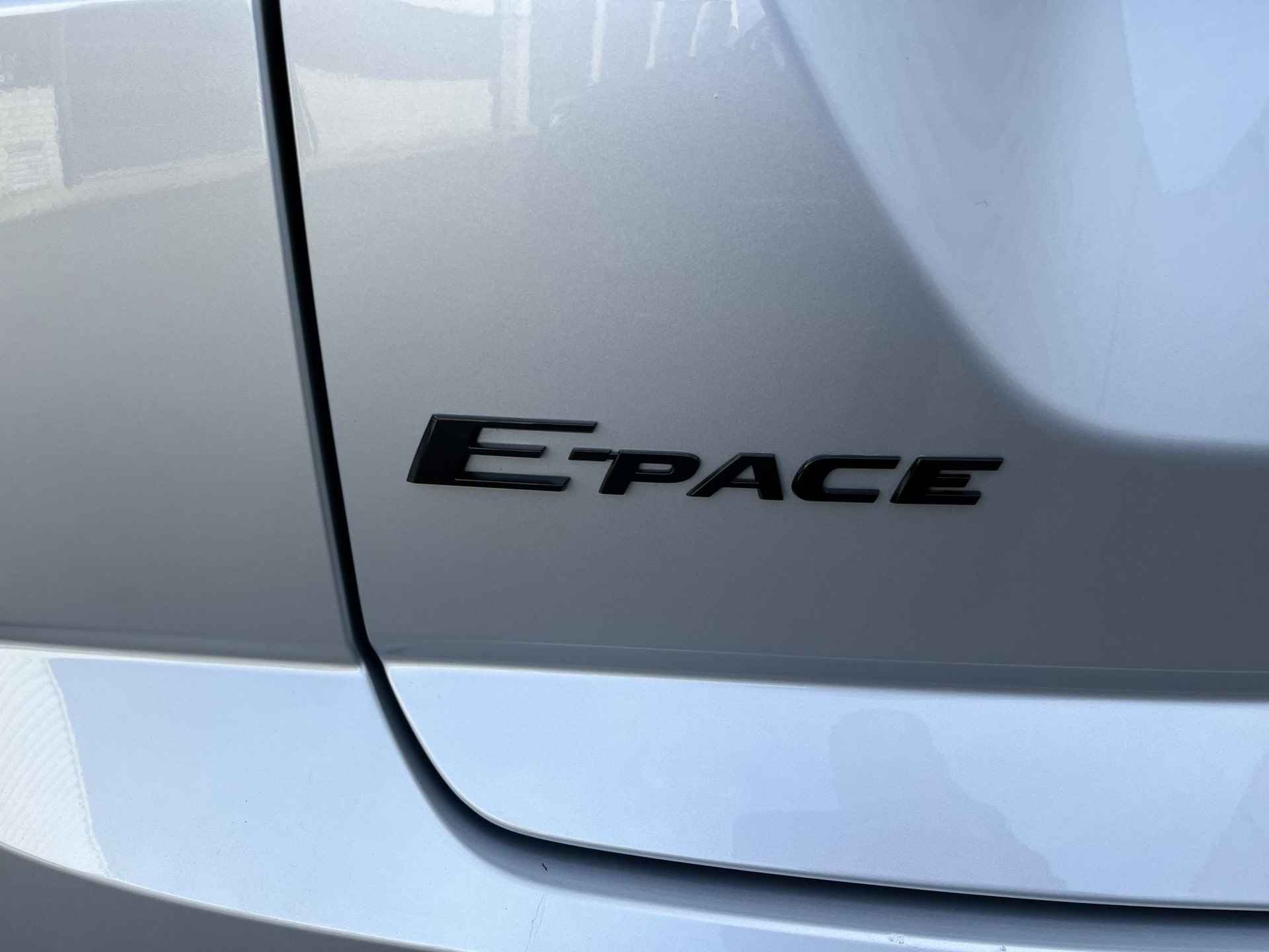 Jaguar E-PACE 1.5 P300e AWD R-Dynamic Black | NL Auto/1e Eig./Pano.Dak/Leder/20"/El.Wegklapbare Trekhaak - 72/113