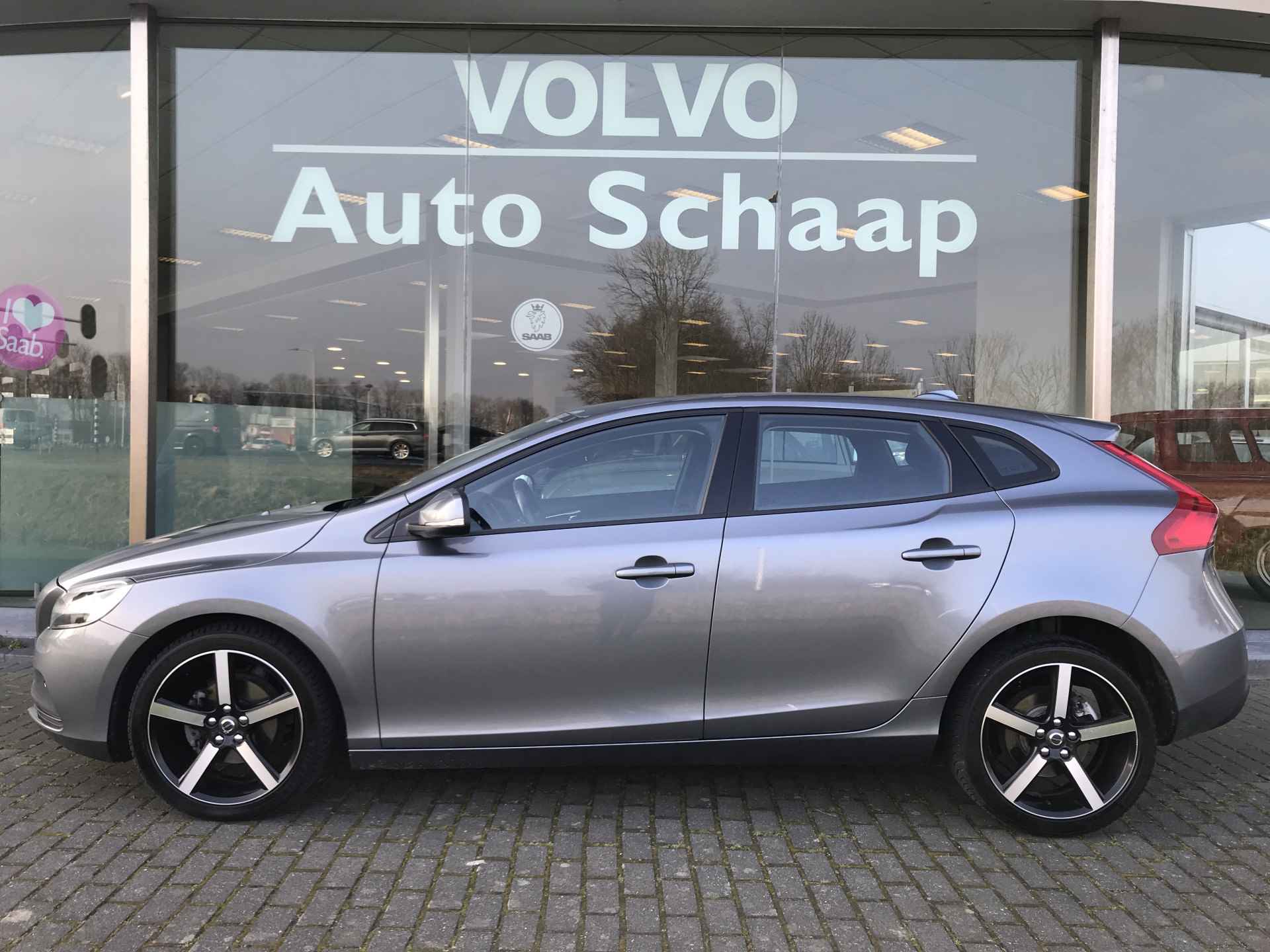 Volvo V40 2.0 D2 Momentum | Rijklaar incl garantie | Verwarmbaar voorruit LED koplampen 18 inch - 2/36