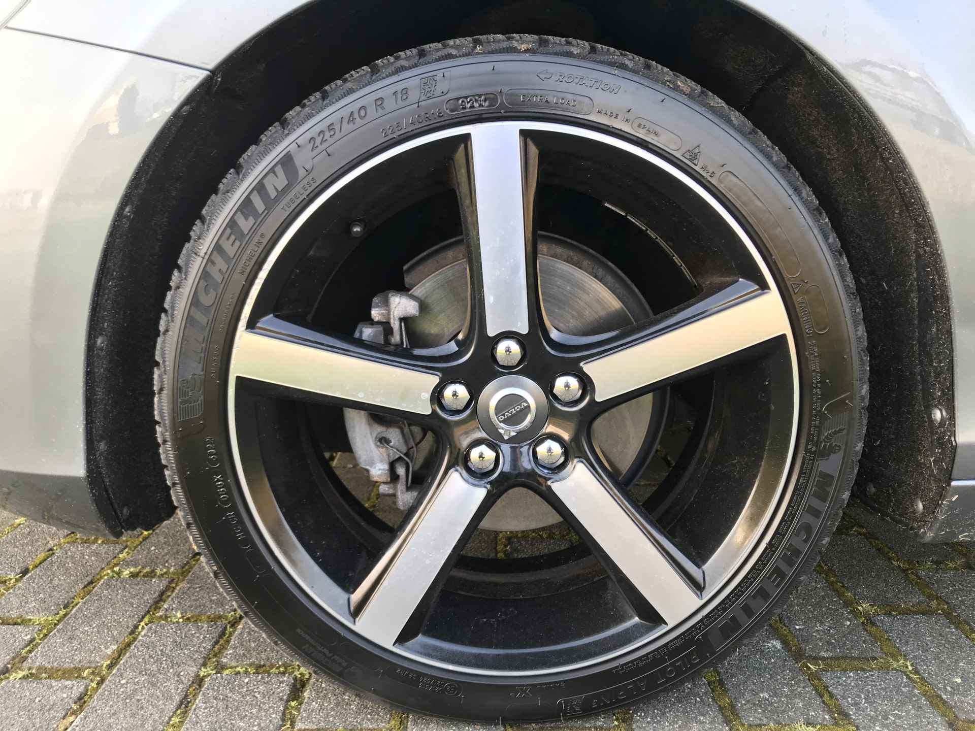 Volvo V40 2.0 D2 Momentum | Rijklaar incl garantie | Verwarmbaar voorruit LED koplampen 18 inch - 32/36