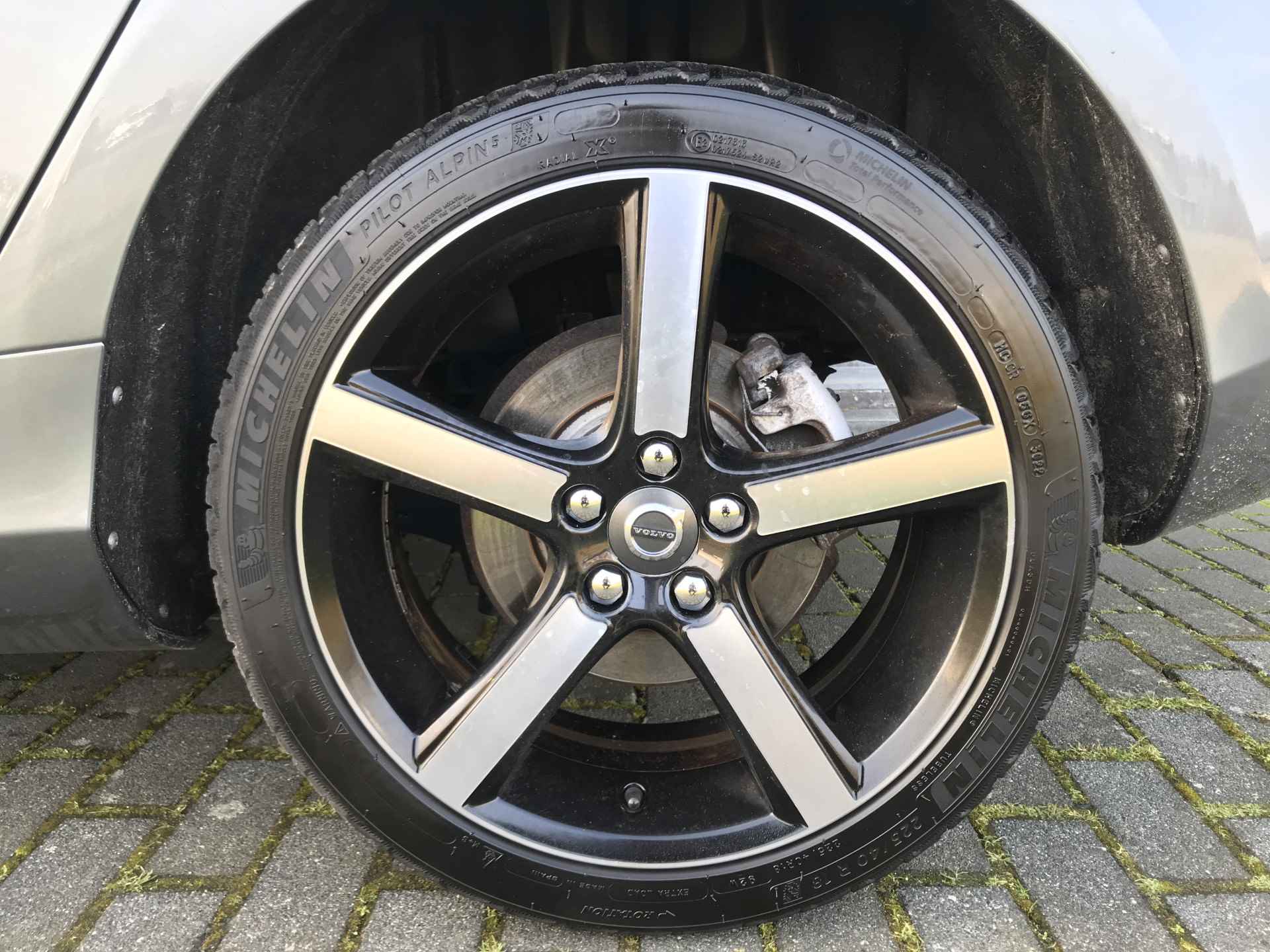 Volvo V40 2.0 D2 Momentum | Rijklaar incl garantie | Verwarmbaar voorruit LED koplampen 18 inch - 33/36