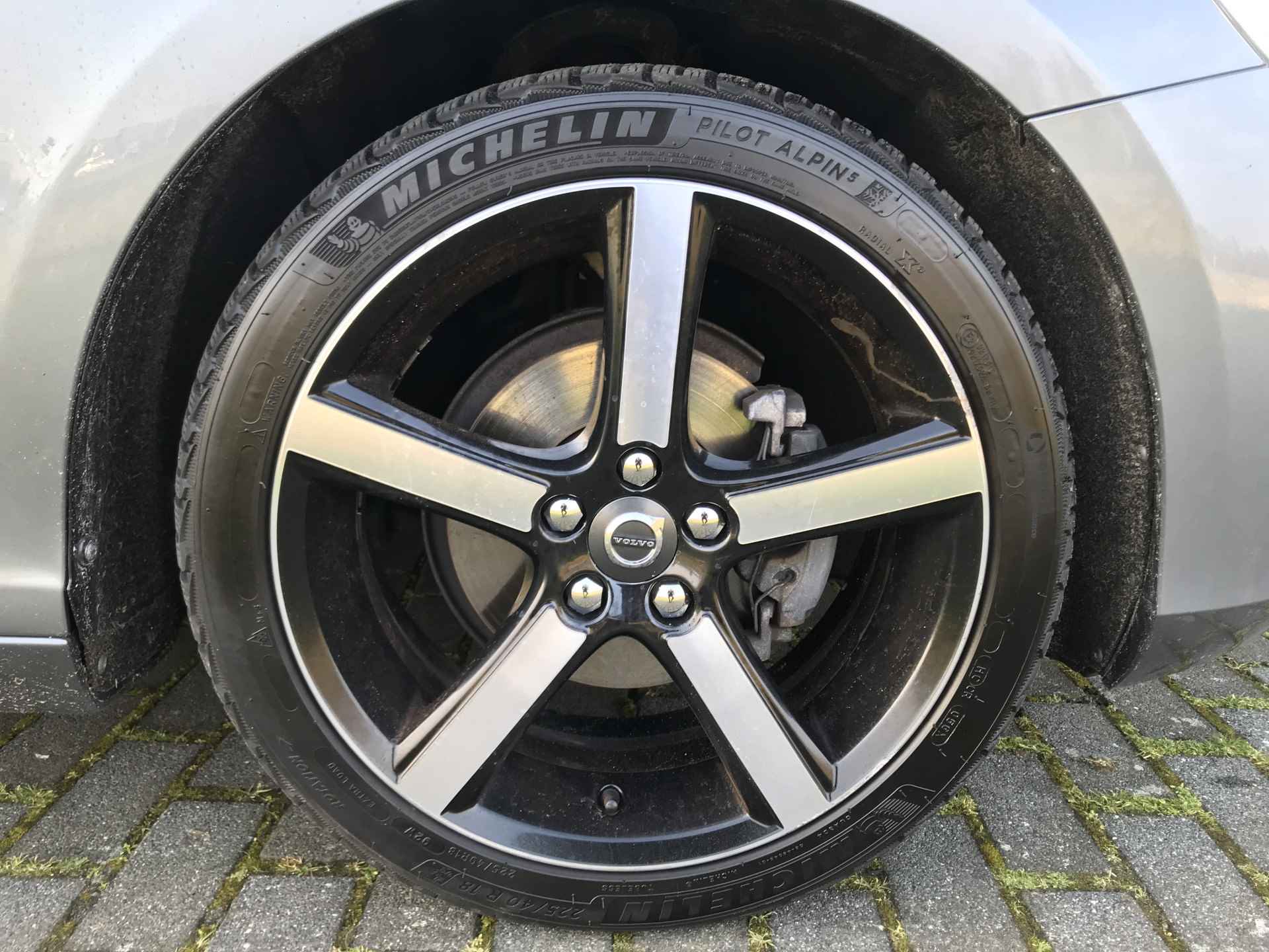 Volvo V40 2.0 D2 Momentum | Rijklaar incl garantie | Verwarmbaar voorruit LED koplampen 18 inch - 35/36