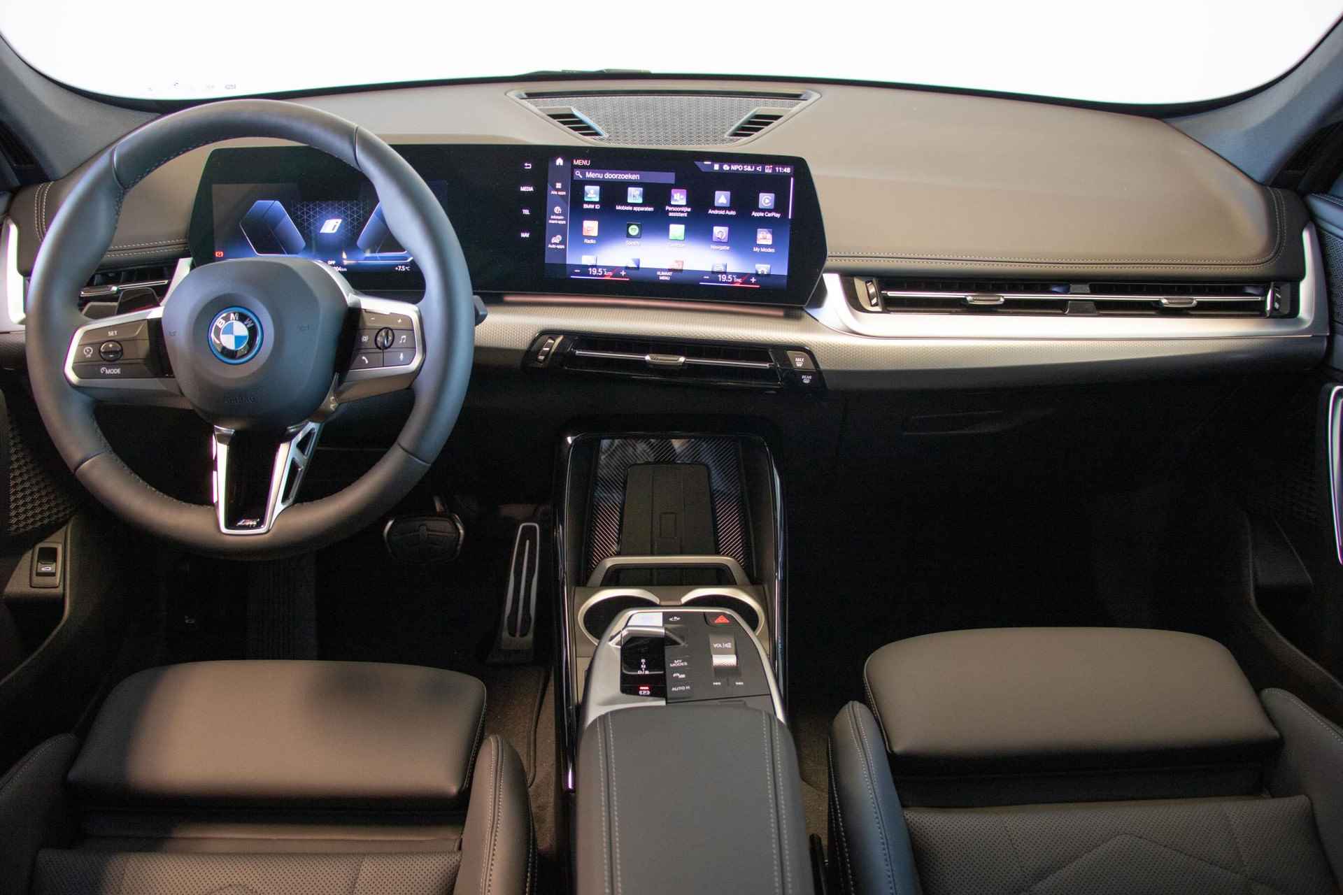 BMW iX1 xDrive30 Launch Edition 67 kWh | M Sportpakket | Elektrisch verwarmde voorstoelen | Driving Assistant Plus - 4/28