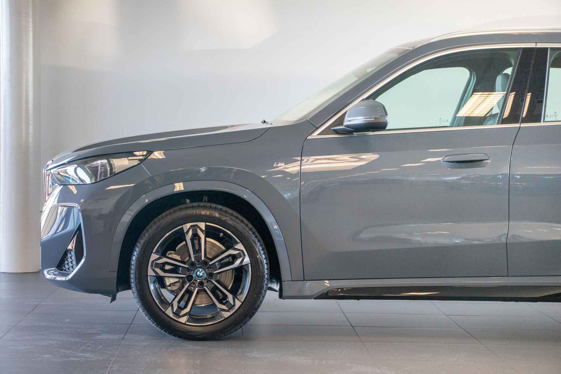 BMW iX1 xDrive30 Launch Edition 67 kWh | M Sportpakket | Elektrisch verwarmde voorstoelen | Driving Assistant Plus - 25/28