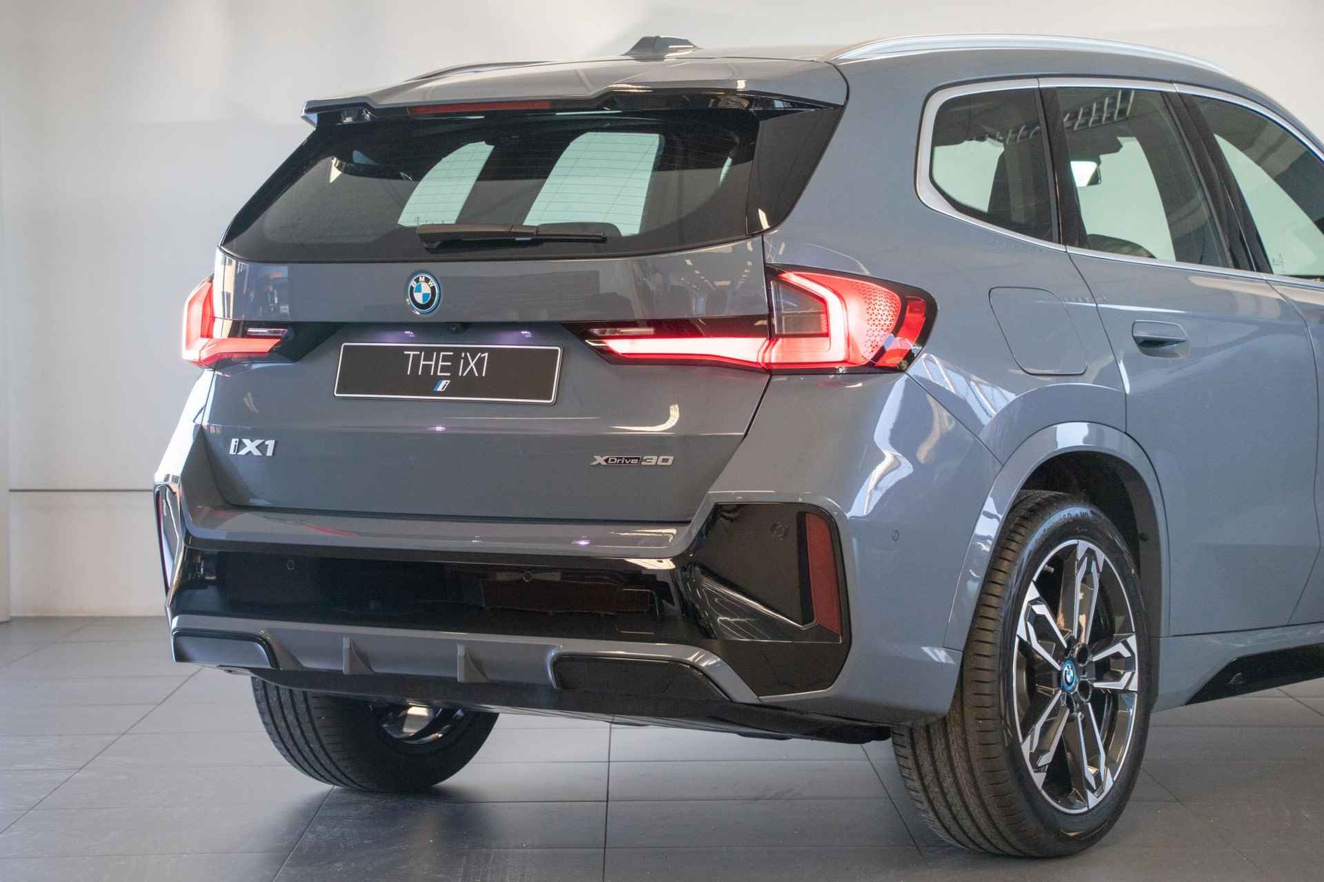 BMW iX1 xDrive30 Launch Edition 67 kWh | M Sportpakket | Elektrisch verwarmde voorstoelen | Driving Assistant Plus - 26/28