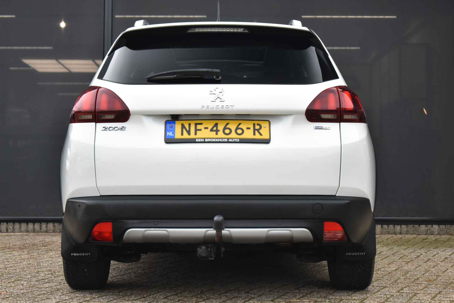 Peugeot 2008 1.2 PureTech Allure | Trekhaak | Panoramadak | Allseason | Navigatie | Achteruitrijcamera | Climate Control | Cruise Control | D - 6/49