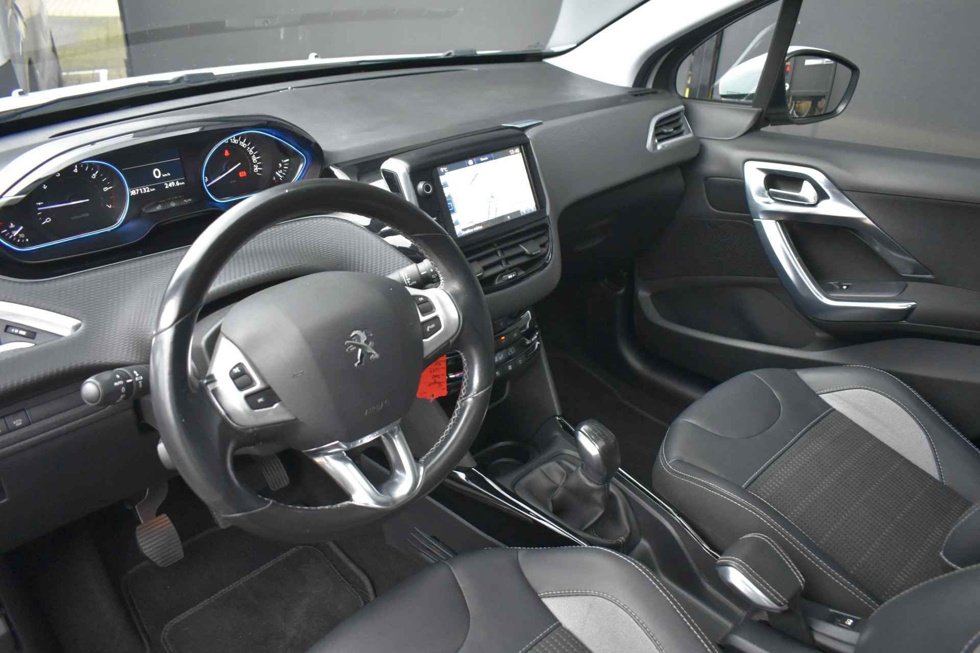 Peugeot 2008 1.2 PureTech Allure | Trekhaak | Panoramadak | Allseason | Navigatie | Achteruitrijcamera | Climate Control | Cruise Control | D - 7/49