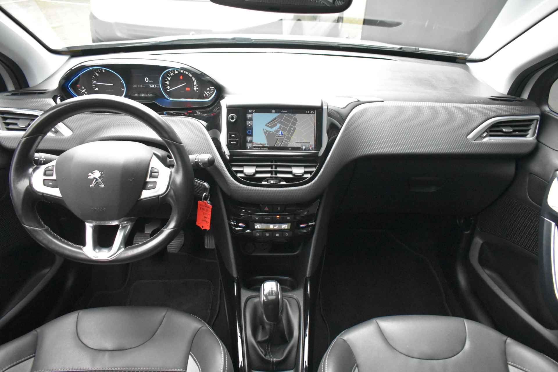 Peugeot 2008 1.2 PureTech Allure | Trekhaak | Panoramadak | Allseason | Navigatie | Achteruitrijcamera | Climate Control | Cruise Control | D - 11/49