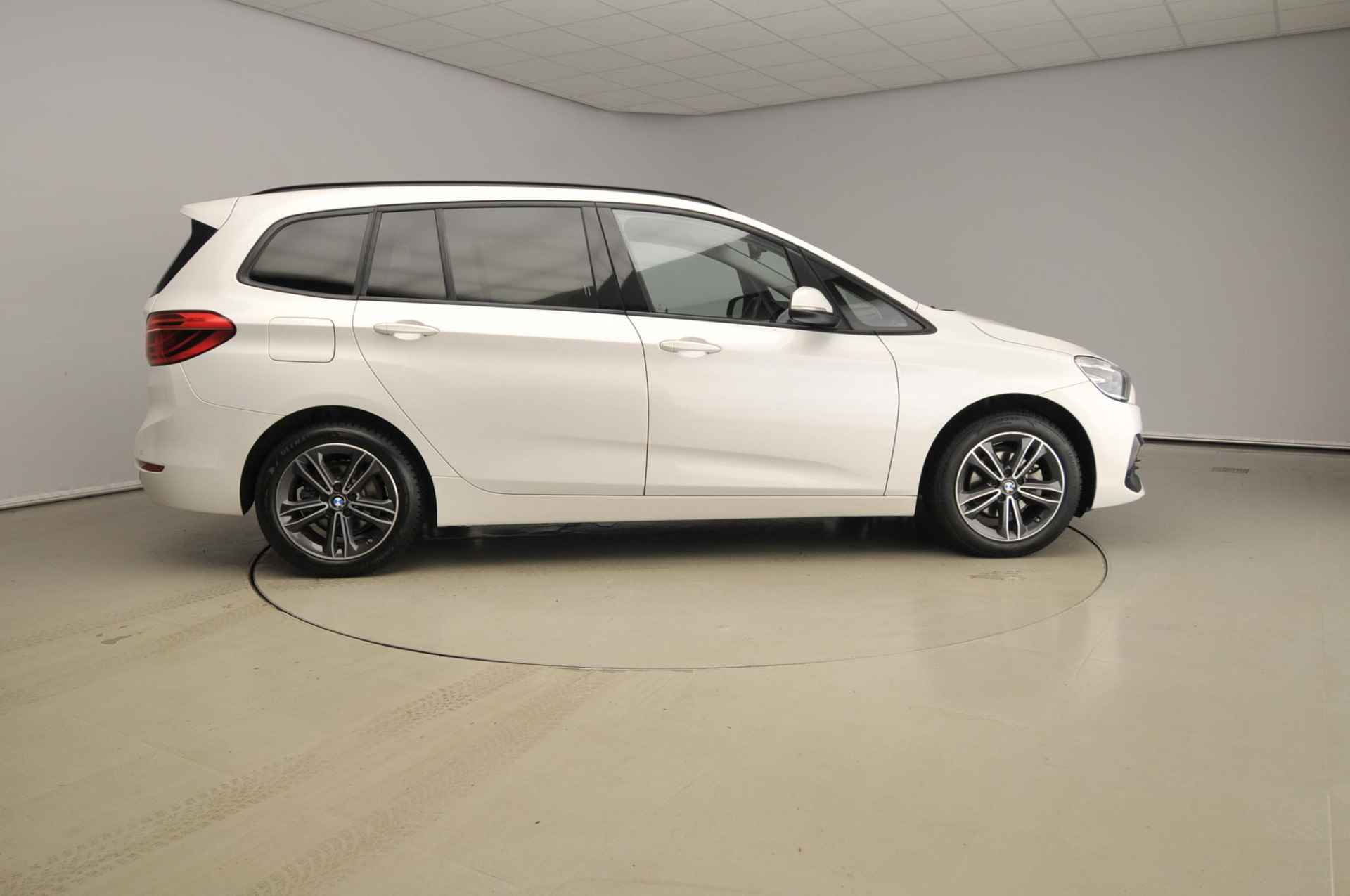 BMW 2 Serie Gran Tourer 216i 7p. | LED | HUD | Sportstoelen | Derde zitrij | PDC | Clima | DAB | Hifi speakers | Alu 17 inch - 5/38