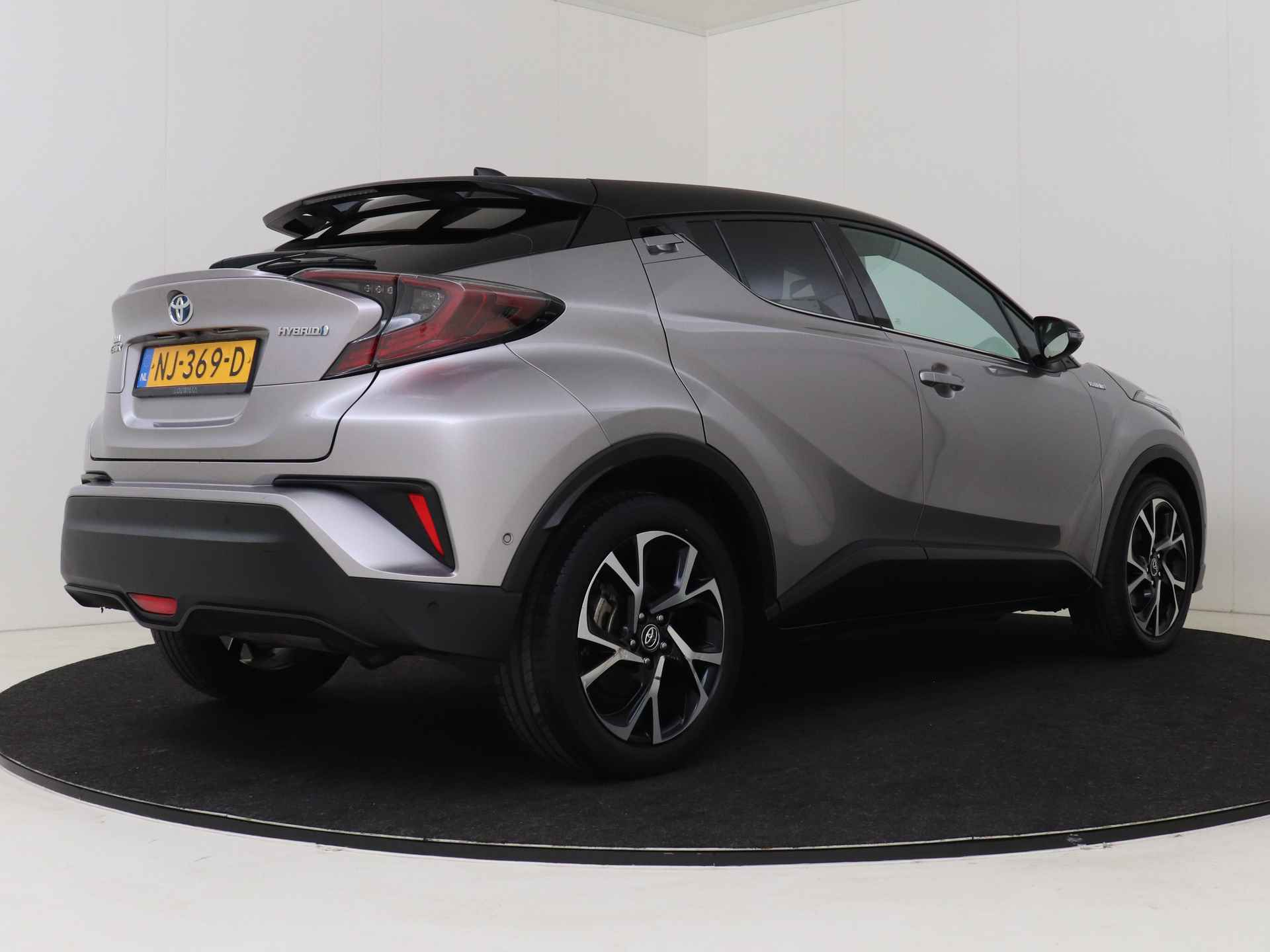 Toyota C-HR 1.8 Hybrid Bi-Tone Plus I Navigatie I Climate Control I Cruise Control I Camera I USB I LM Velgen I 1e Eigenaar I Lederen Bekleding I - 3/49