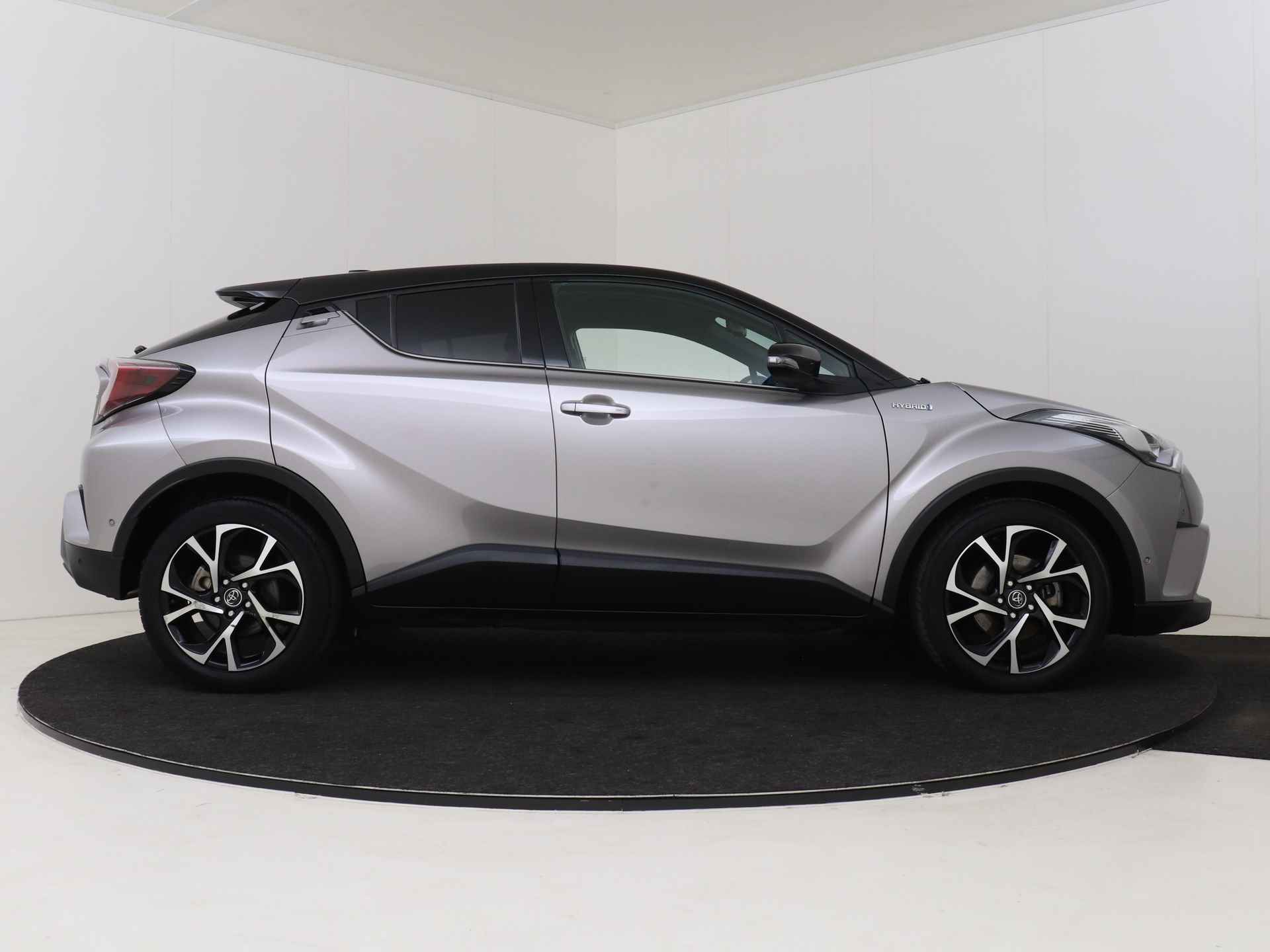 Toyota C-HR 1.8 Hybrid Bi-Tone Plus I Navigatie I Climate Control I Cruise Control I Camera I USB I LM Velgen I 1e Eigenaar I Lederen Bekleding I - 14/49