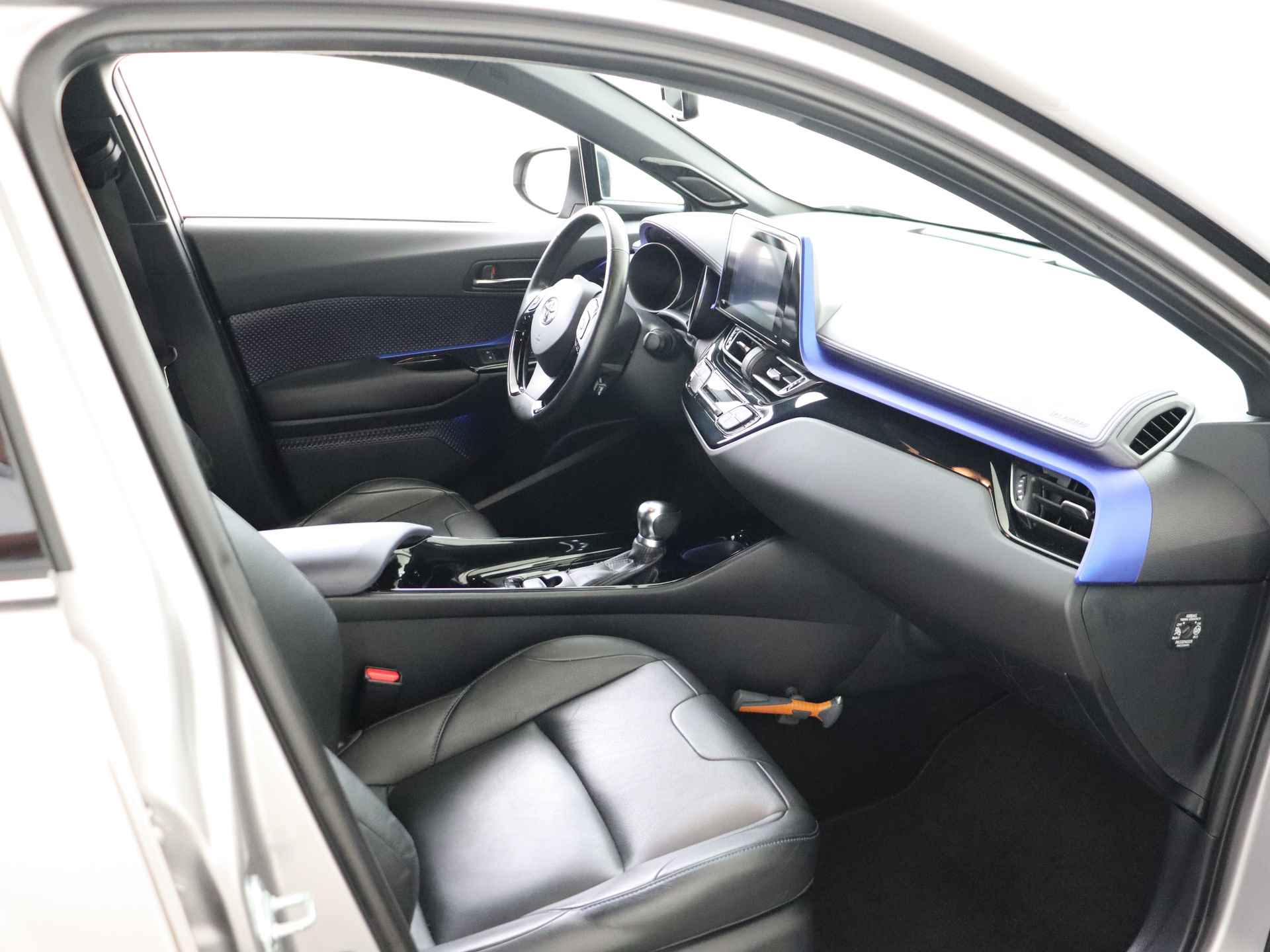 Toyota C-HR 1.8 Hybrid Bi-Tone Plus I Navigatie I Climate Control I Cruise Control I Camera I USB I LM Velgen I 1e Eigenaar I Lederen Bekleding I - 29/49