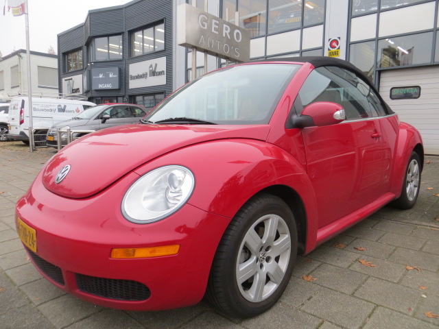 Volkswagen New Beetle Cabriolet 2.5 5 cylinder Highline 150 pk iets aparts ,leder,airco