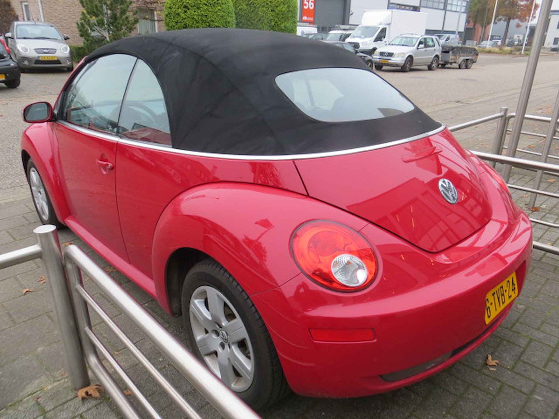 Volkswagen New Beetle Cabriolet 2.5 5 cylinder Highline 150 pk iets aparts ,leder,airco - 4/18