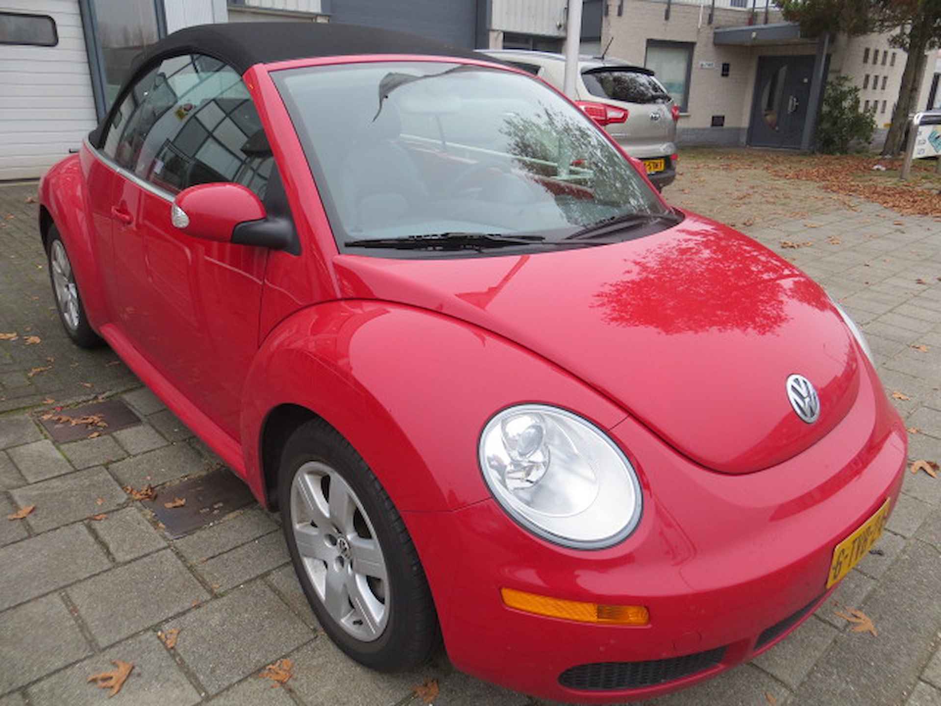 Volkswagen New Beetle Cabriolet 2.5 5 cylinder Highline 150 pk iets aparts ,leder,airco - 6/18