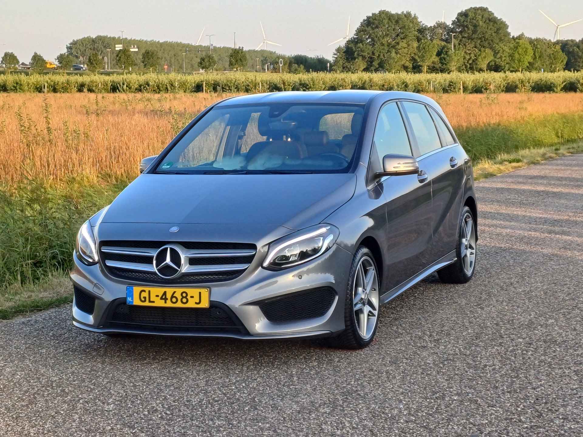 Mercedes-Benz B-Klasse 180 Ambition | Nieuwstaat ! | NL ! | Dealer onderhouden ! | Lage KM ! | AMG-Line ! - 4/45